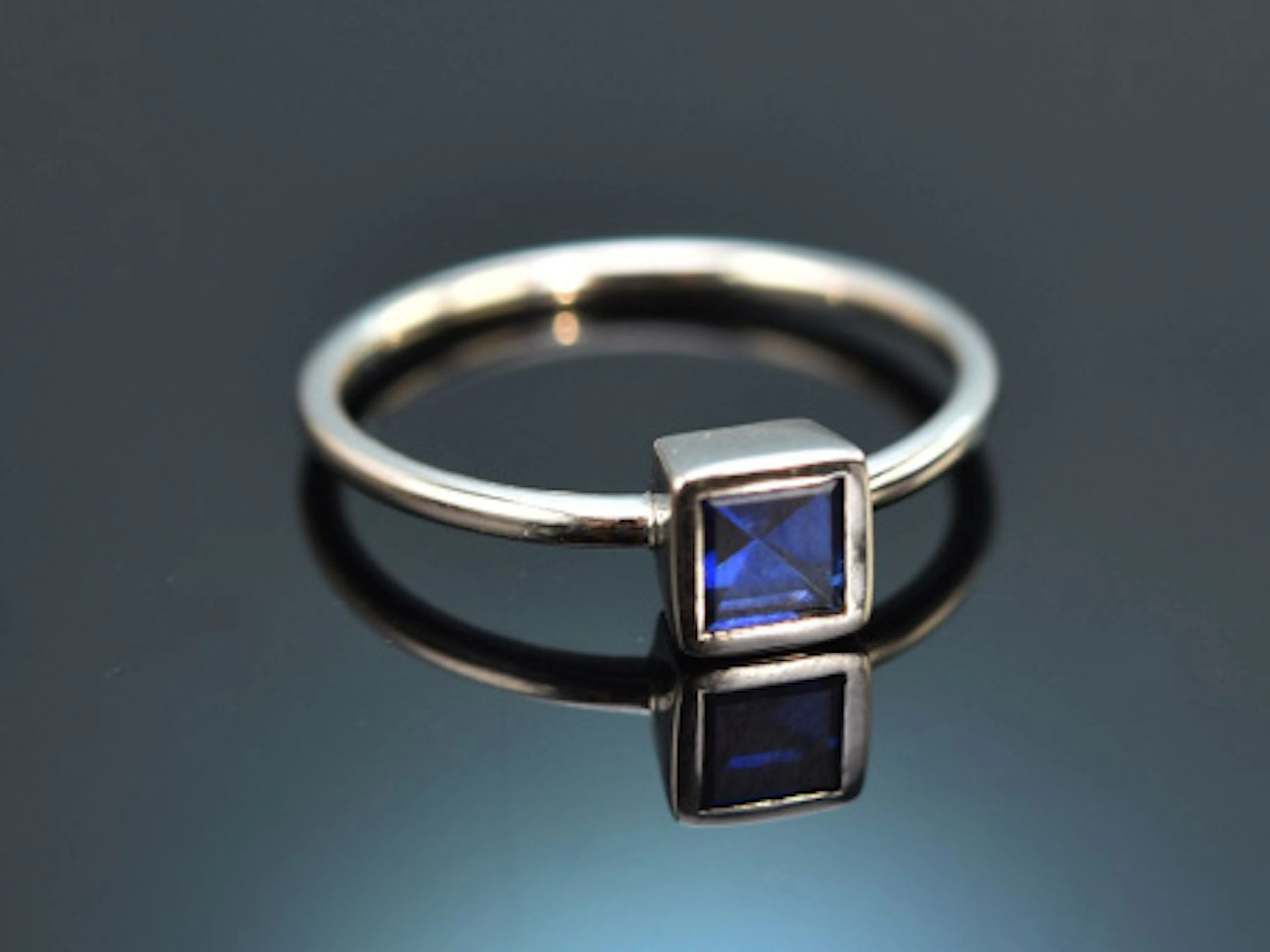 Schlichter Ring mit einem Saphir Weiß Gold 750