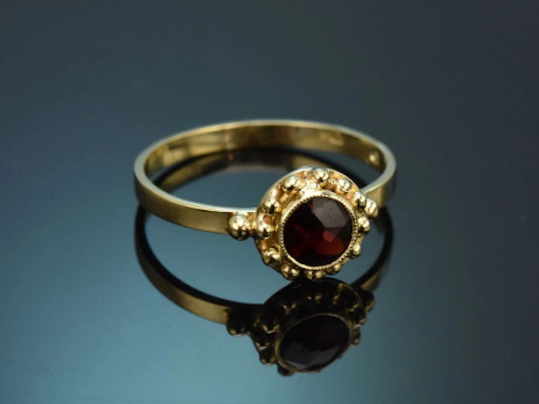 Wien um 1965! Hübscher Granat Ring aus Gold 585