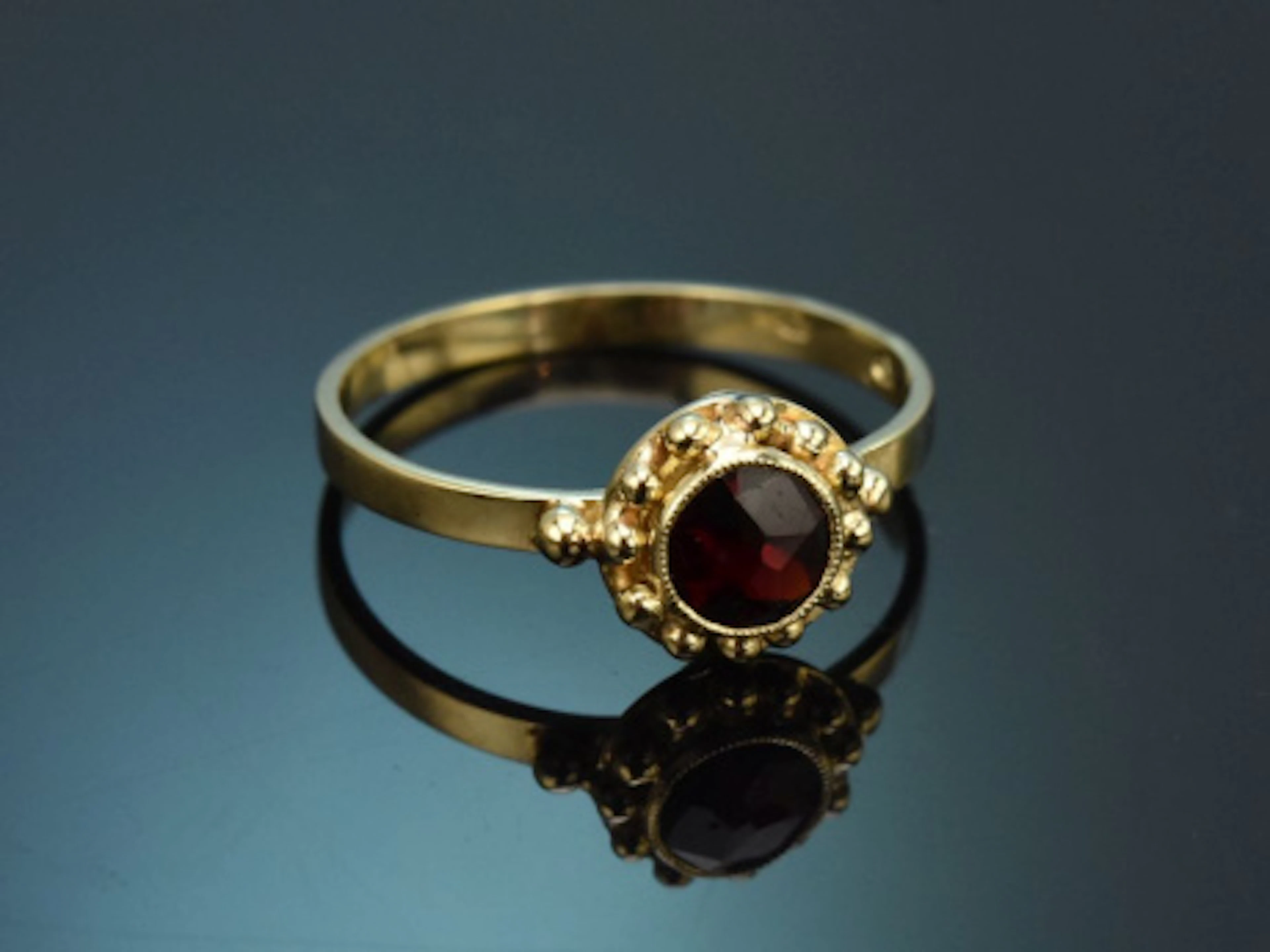 Wien um 1965! Hübscher Granat Ring aus Gold 585
