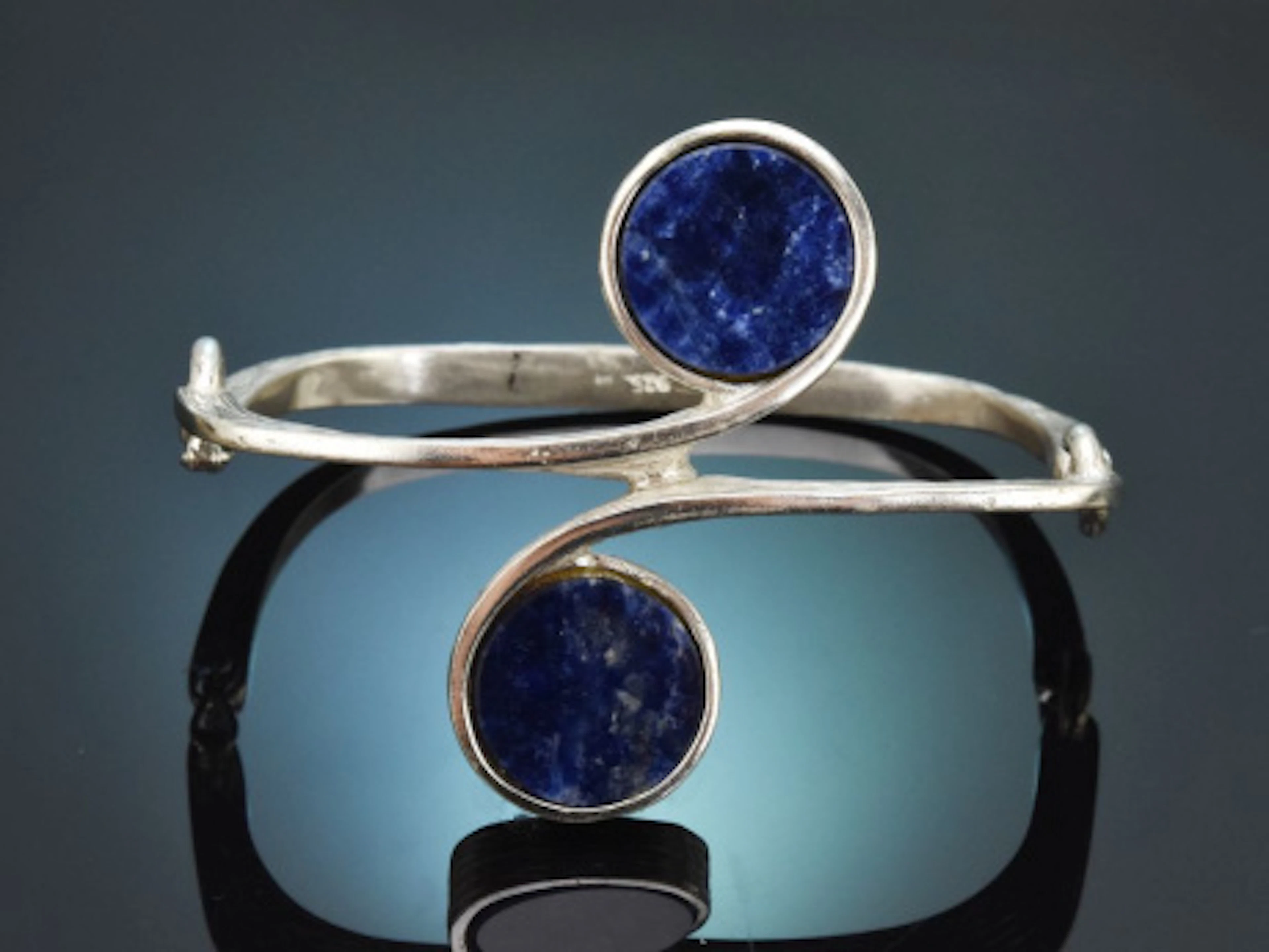 Um 1968! Sixties Design Armreif mit Sodalith aus Silber 925