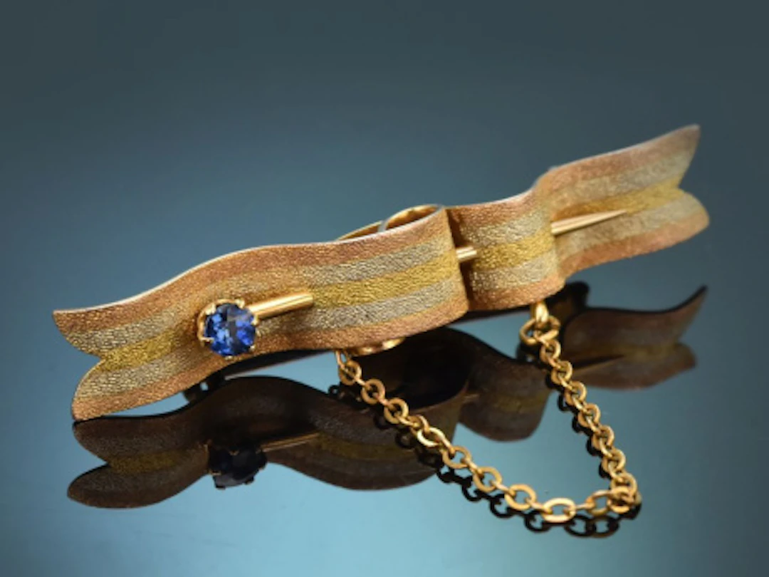 Um 1910! Geschwungene Band Brosche mit Ceylon Saphir aus Gold 585