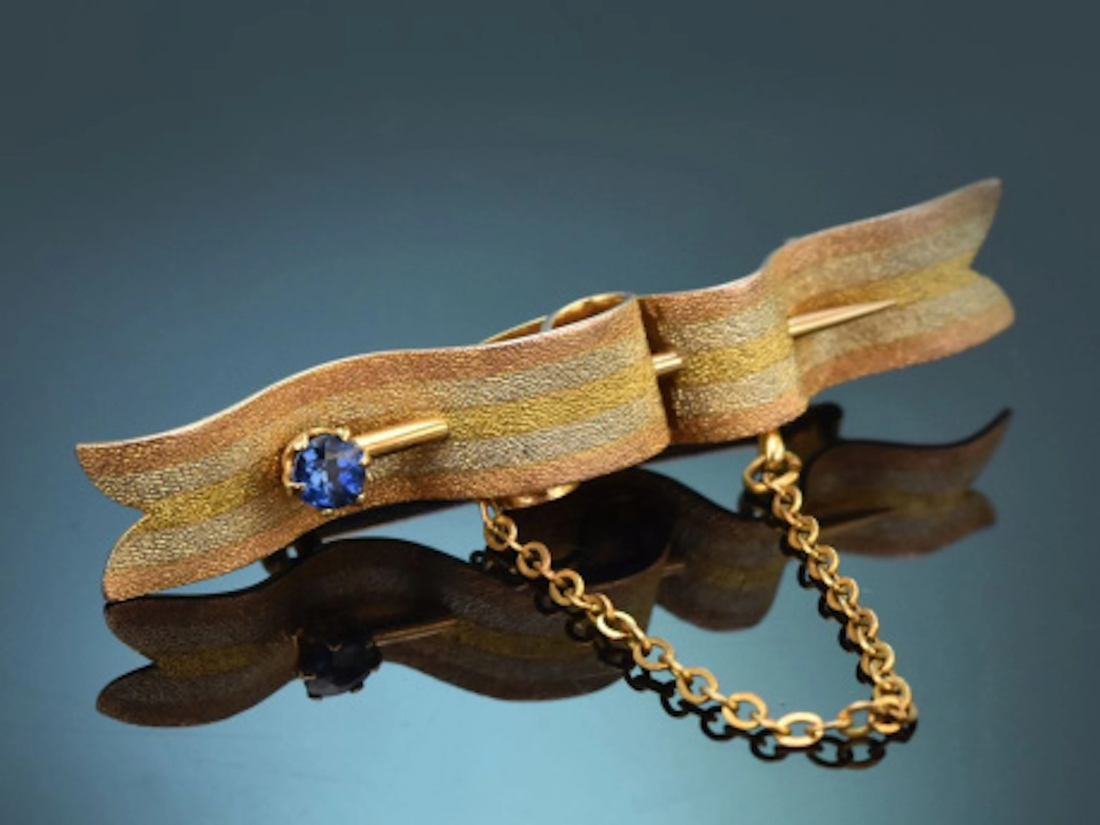 Um 1910! Geschwungene Band Brosche mit Ceylon Saphir aus Gold 585