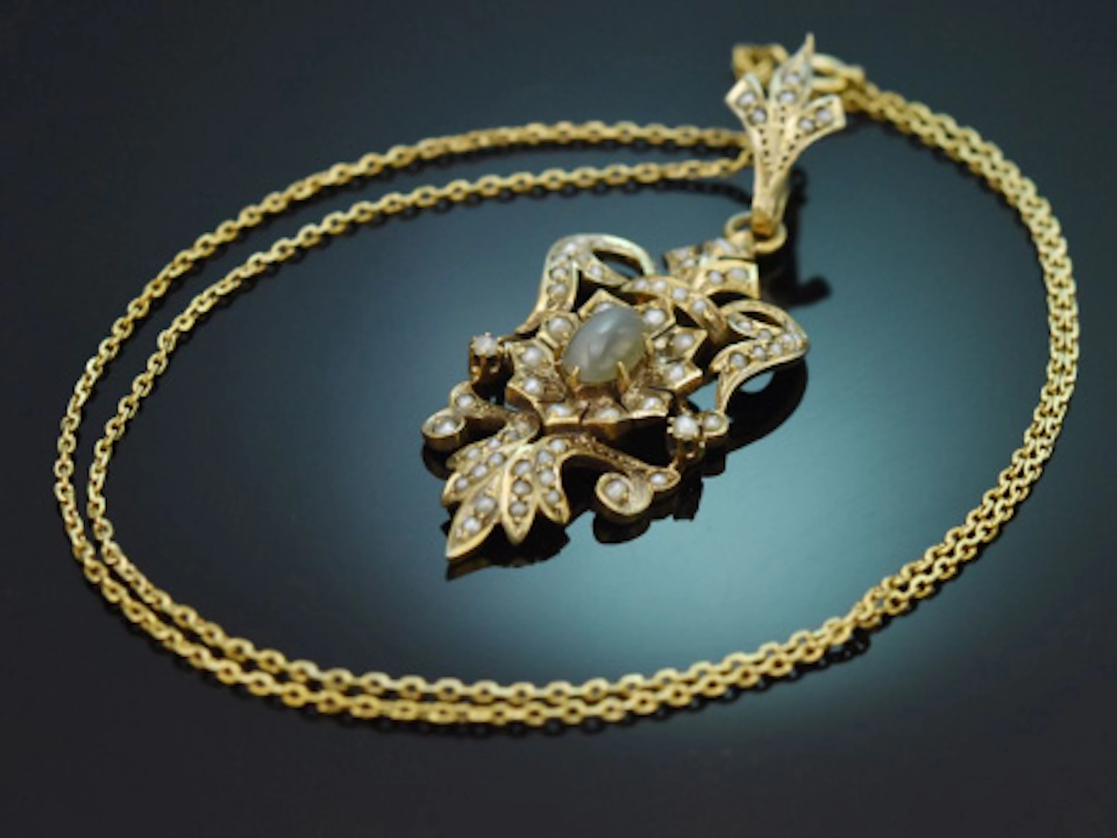 Um 1890! Historismus Anhänger mit Kette grauer Mondstein Saatperlen
