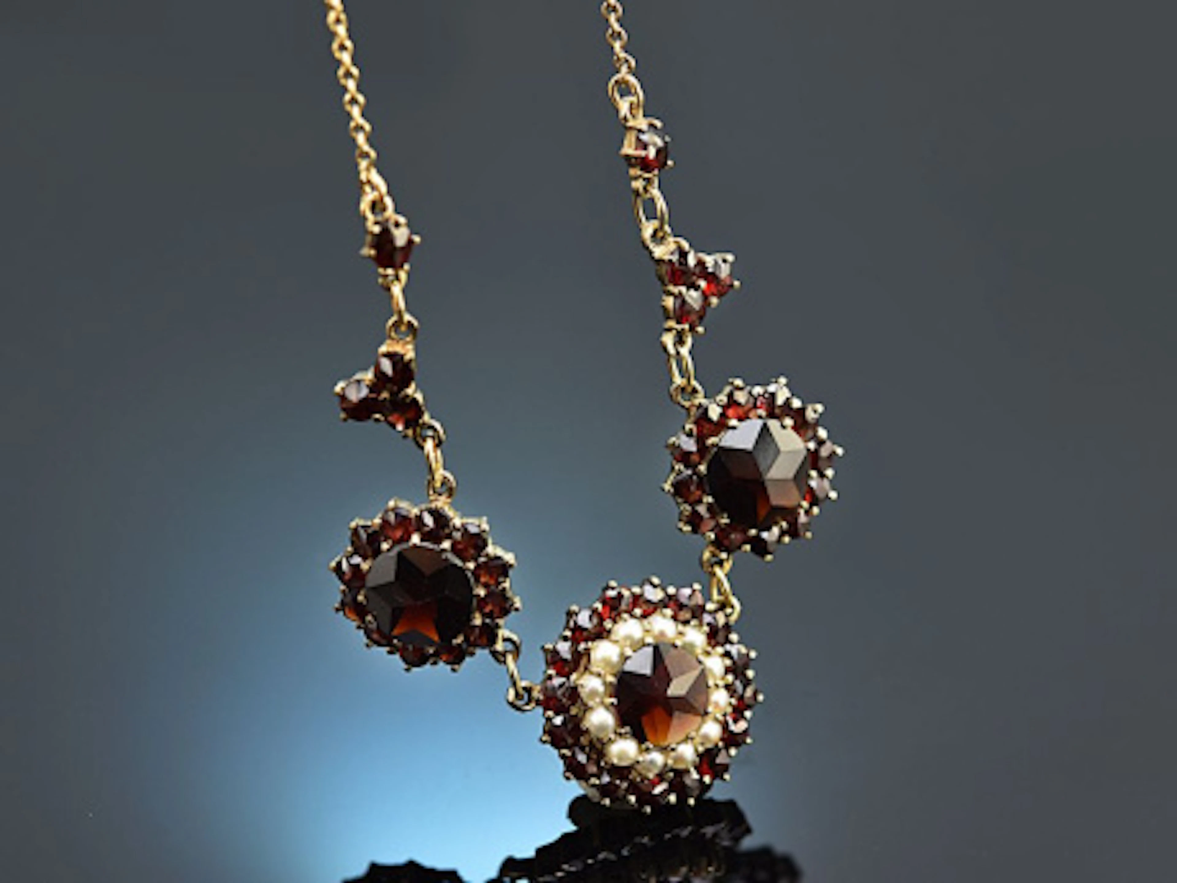 Um 1980! Hübsches Collier mit Granat und Saatperlen Gold 333