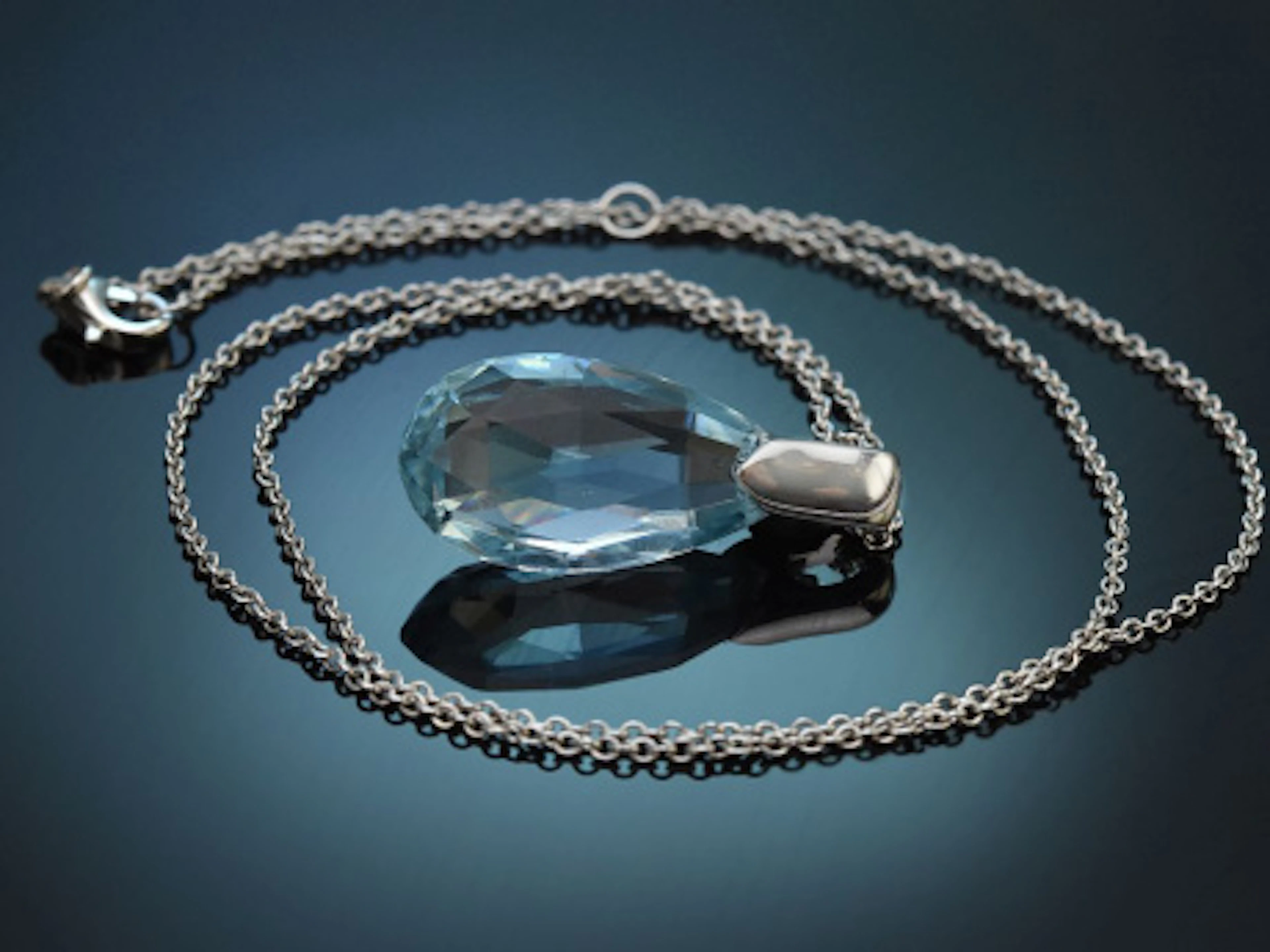 Sparkling Blue! Edles Collier mit Aquamarin Tropfen aus Weißgold 585