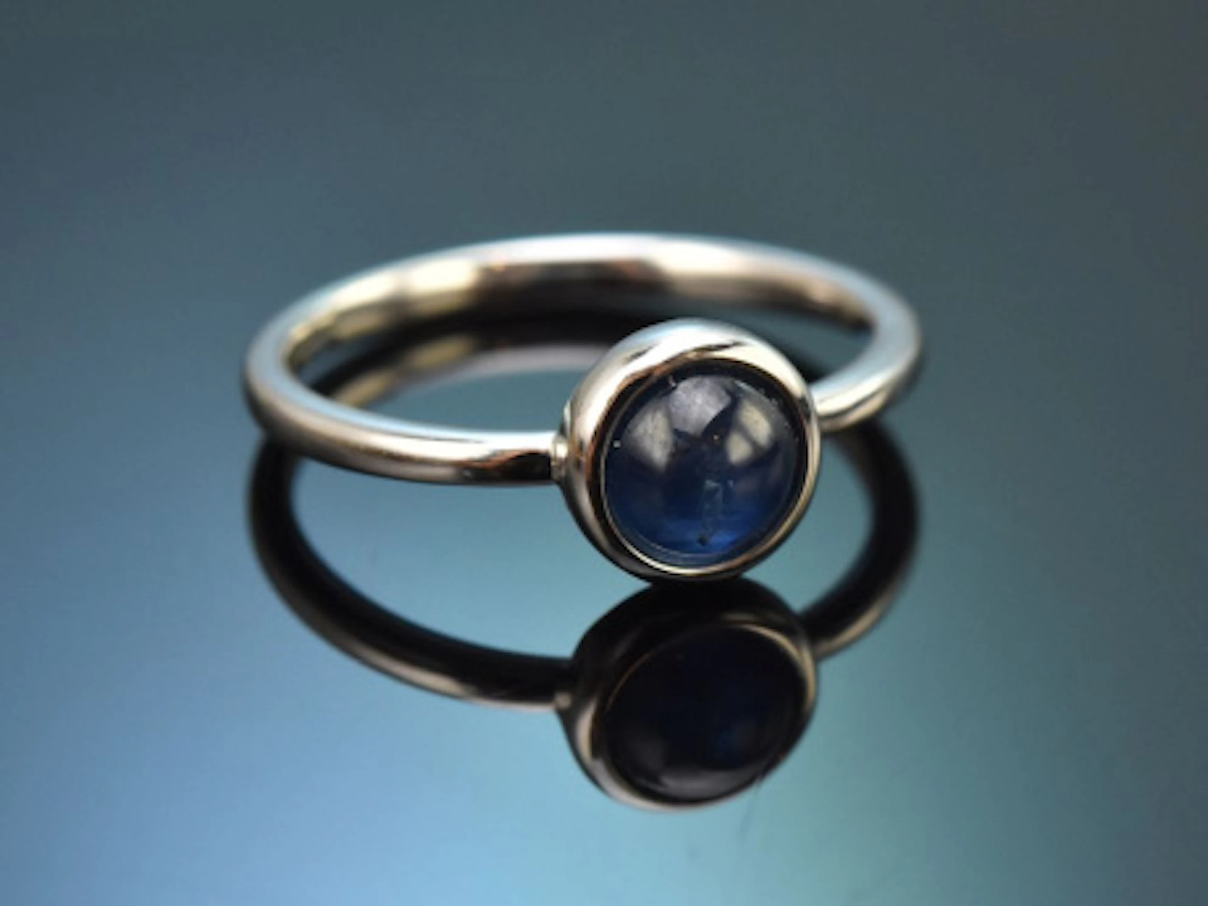 Zeitloser Design Ring mit feinem Saphir aus Weiß Gold 750