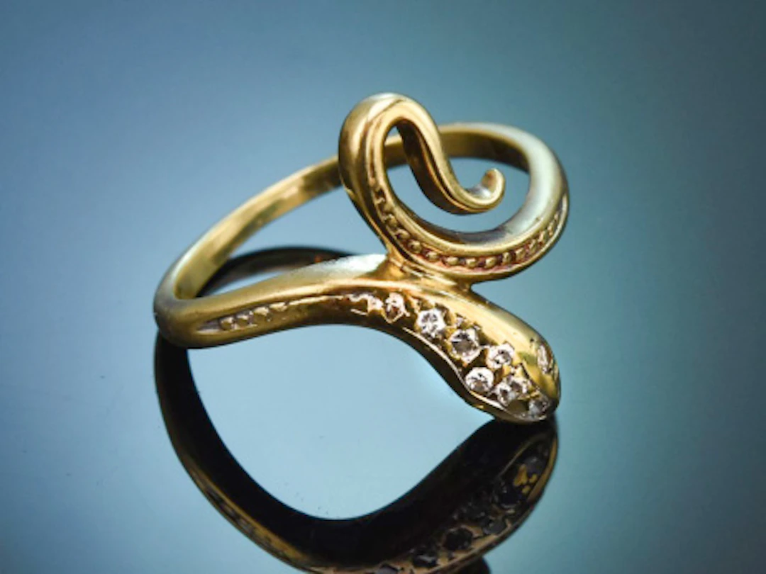 Um 1980! Schöner Schlangen Ring mit Diamanten aus Gold 585