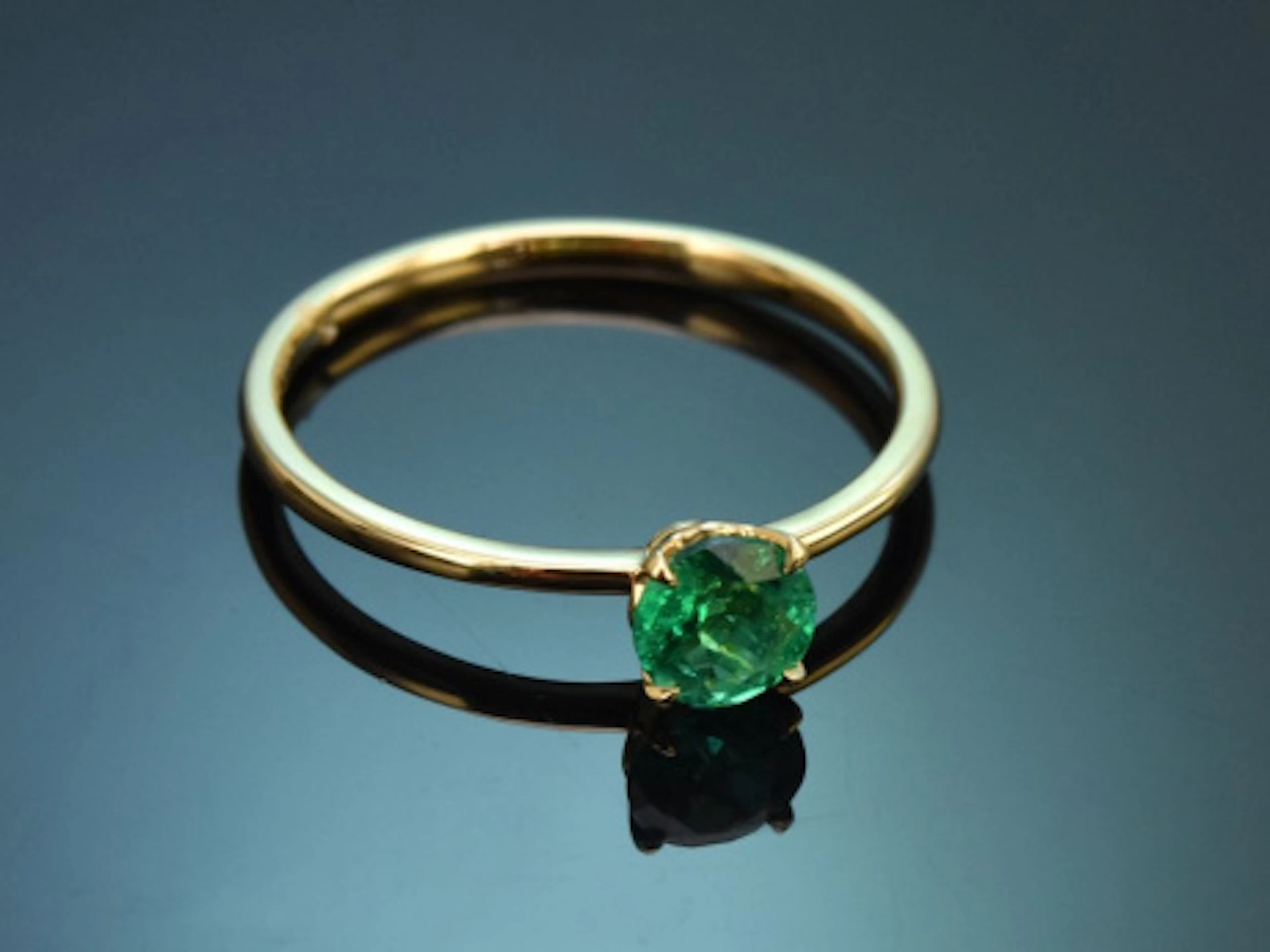 Fine Green! Zarter edler Smaragd Ring aus Gold 750