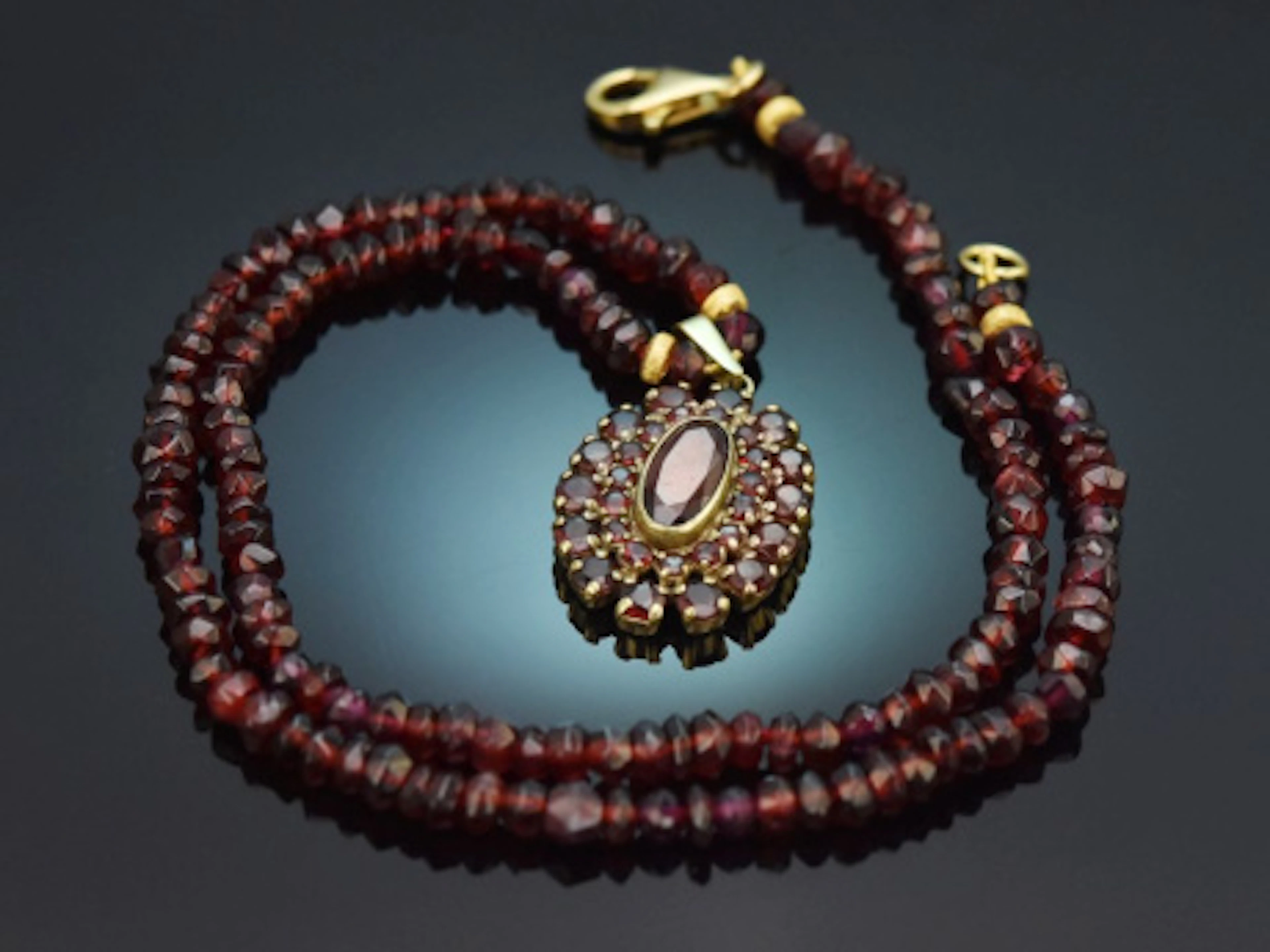 München um 1960! Schönes Granat Trachten Collier Kette mit Norm Gold und Silber