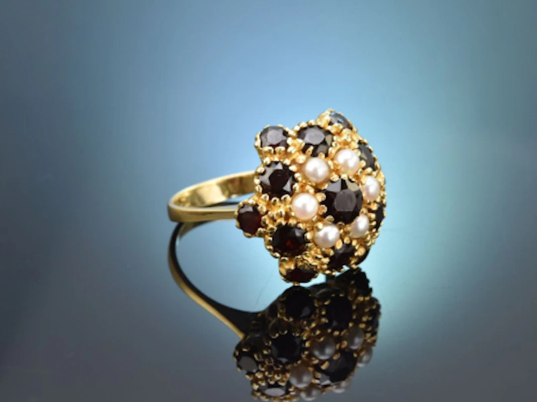 Um 1955! Schöner Granat Ring mit Saatperlen aus Gold 750