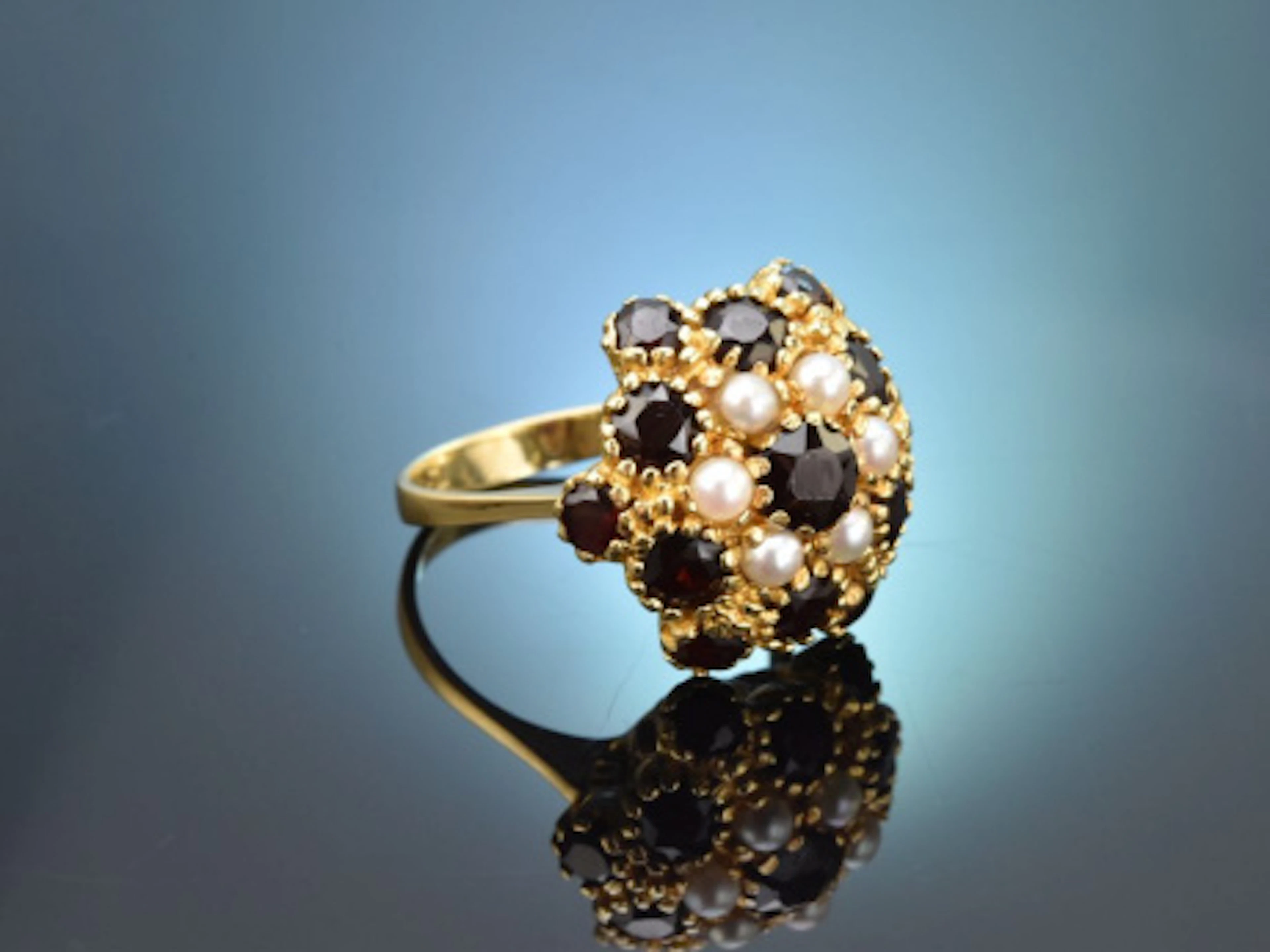 Um 1955! Schöner Granat Ring mit Saatperlen aus Gold 750