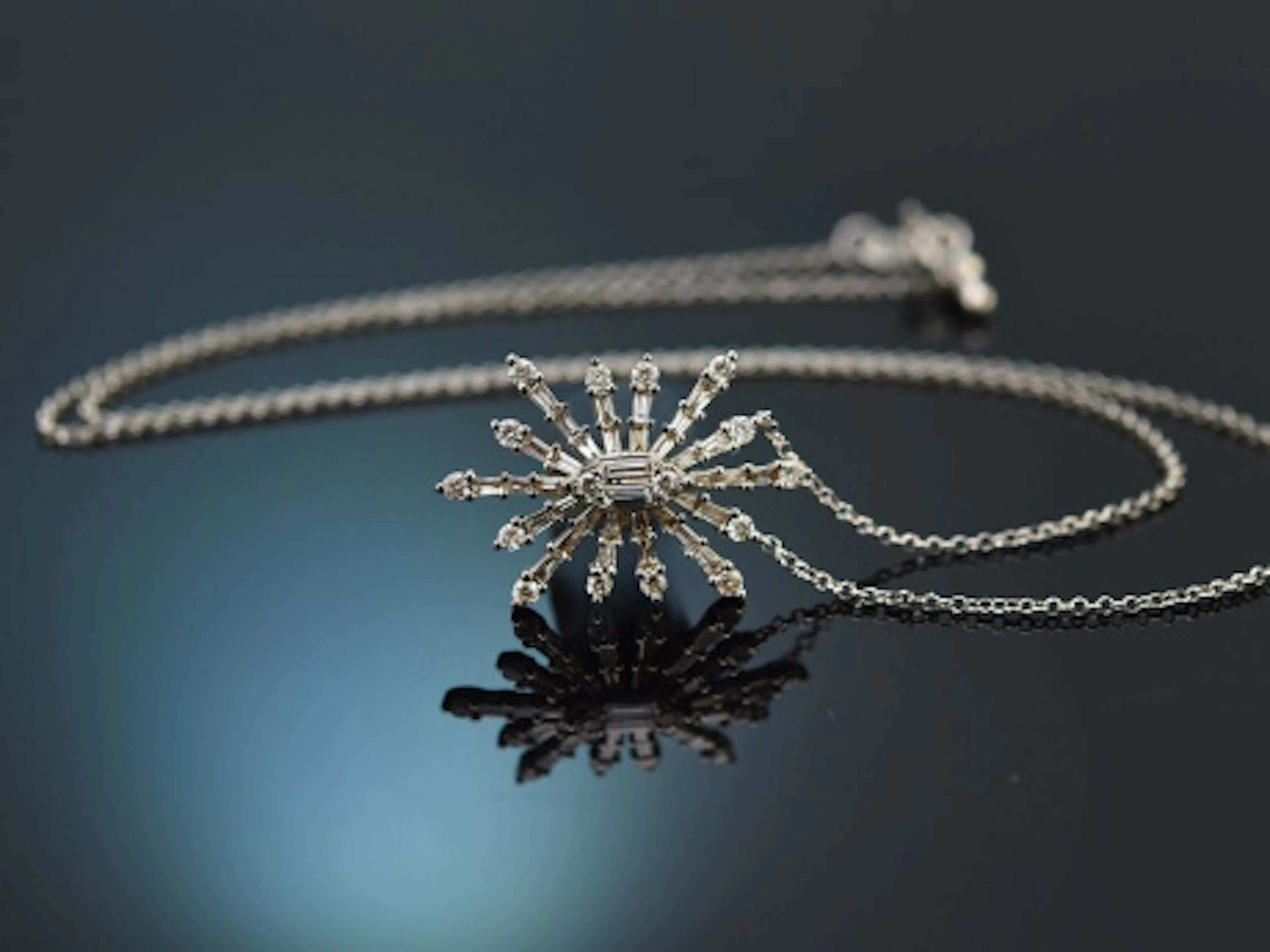 Snowflake! Schönes Collier mit Diamanten aus Weißgold 750