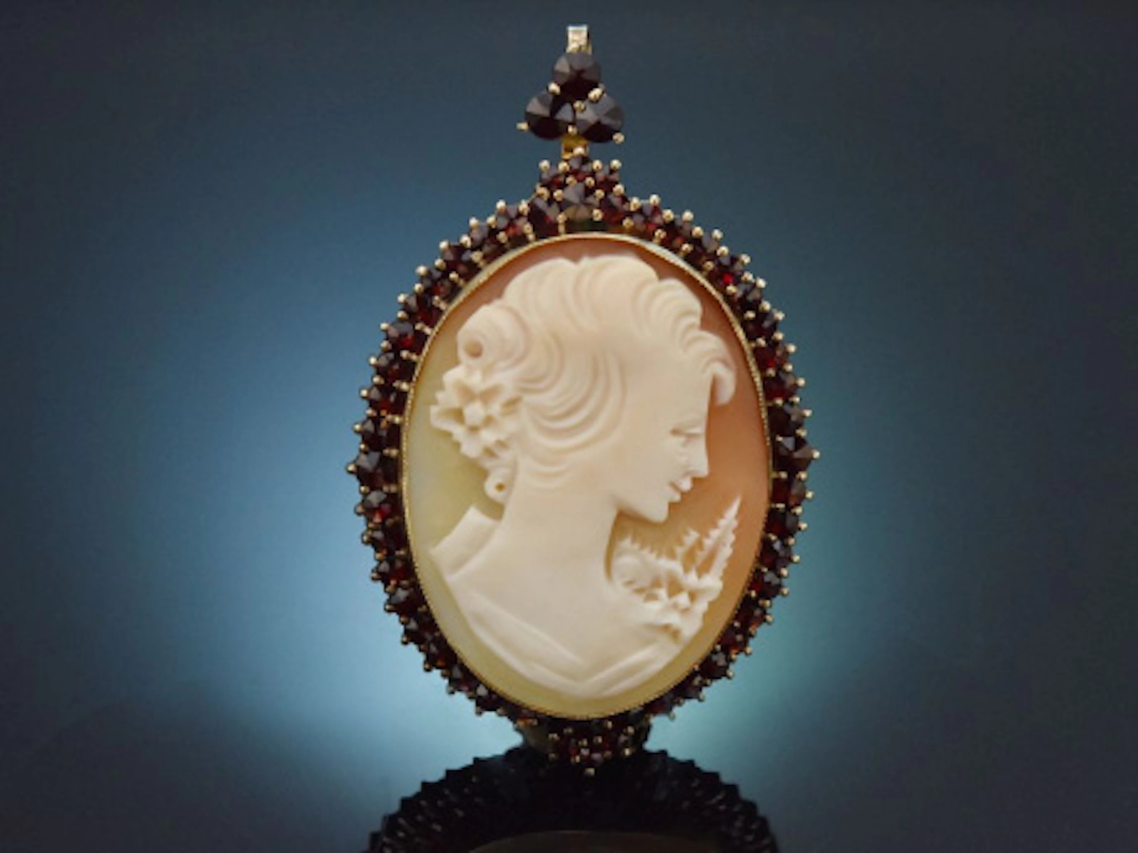 München um 1980! Hübscher Kamee Broschen Anhänger mit Granat aus vergoldetem
