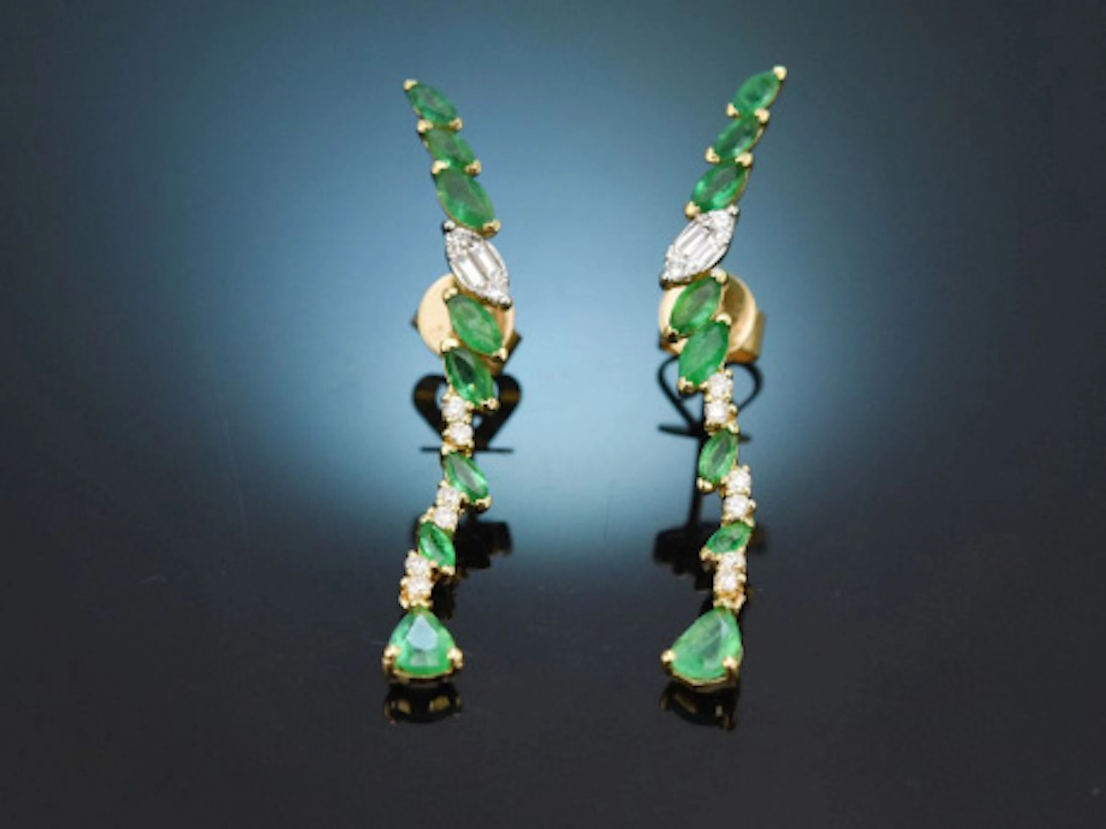 Elegante Ohrringe mit Smaragden und Brillanten aus Gold 750