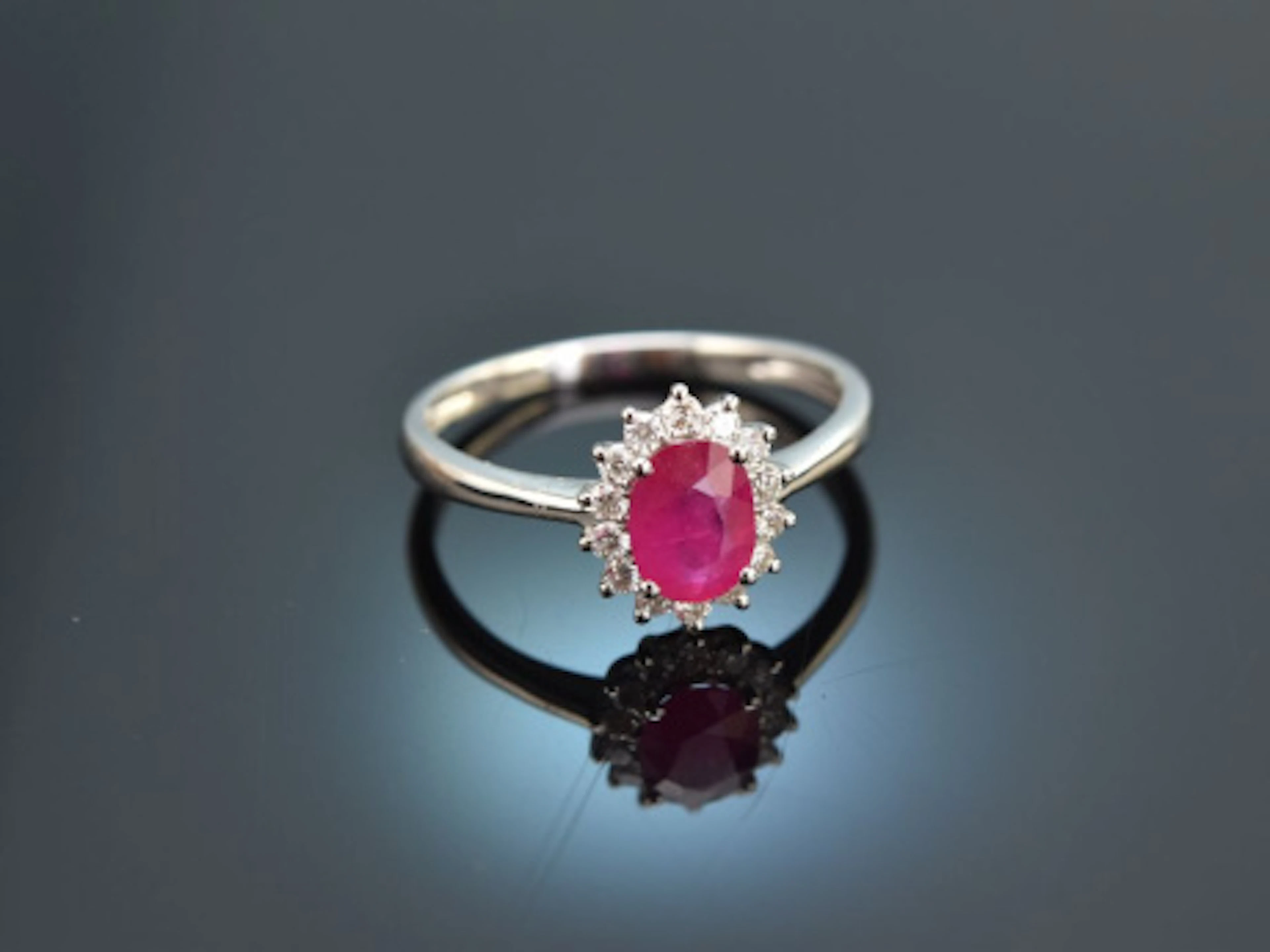 Ring mit Rubin und Brillanten Weiß Gold 750