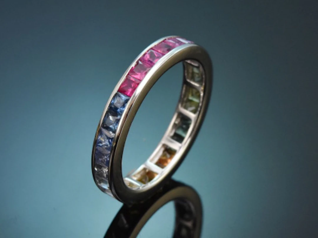 Regenbogen Memoire Ring mit feinen bunten Saphiren aus Weißgold 585