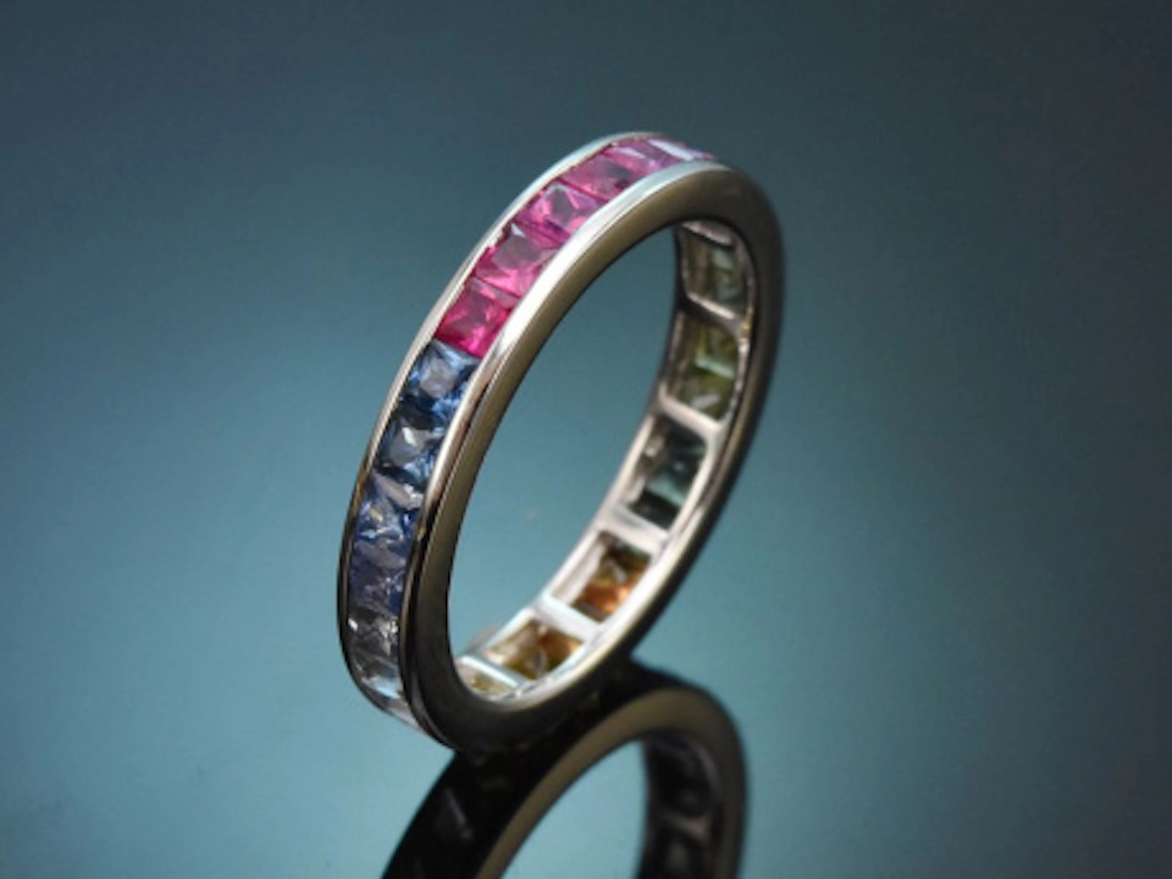 Regenbogen Memoire Ring mit feinen bunten Saphiren aus Weißgold 585