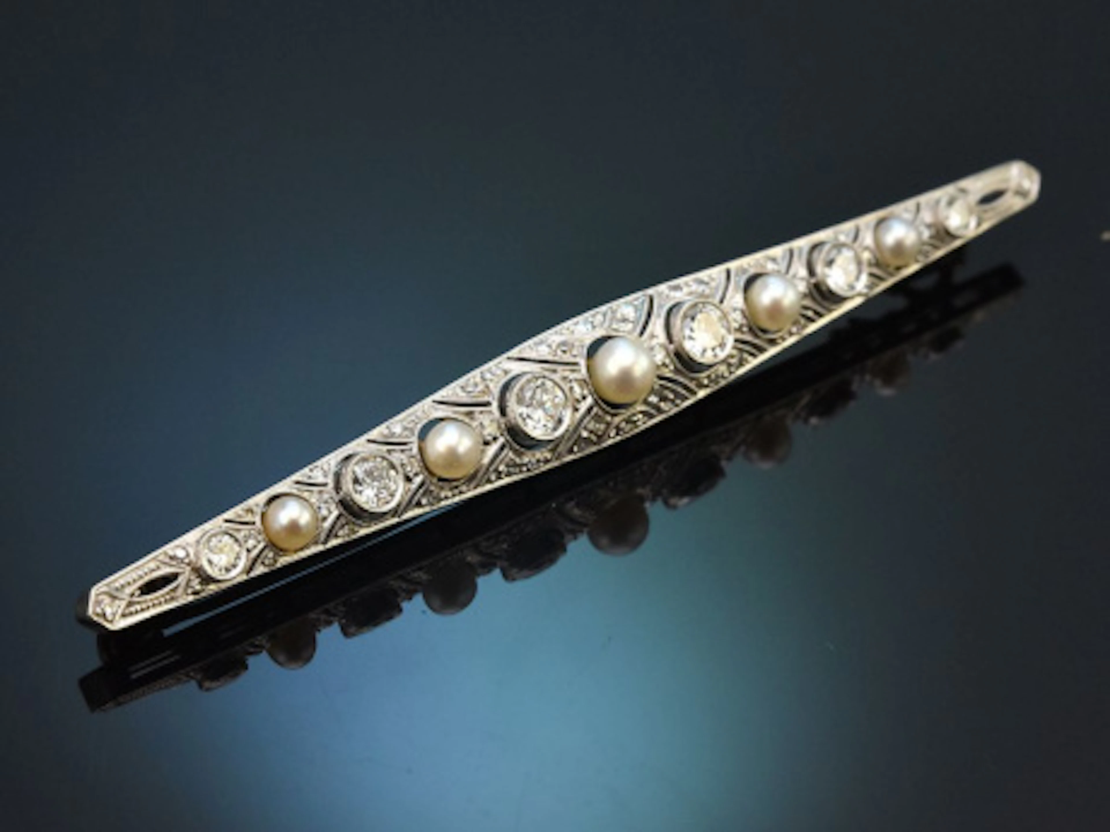 Augsburg um 1930! Edle Art Deco Brosche mit Diamanten und Perlen aus