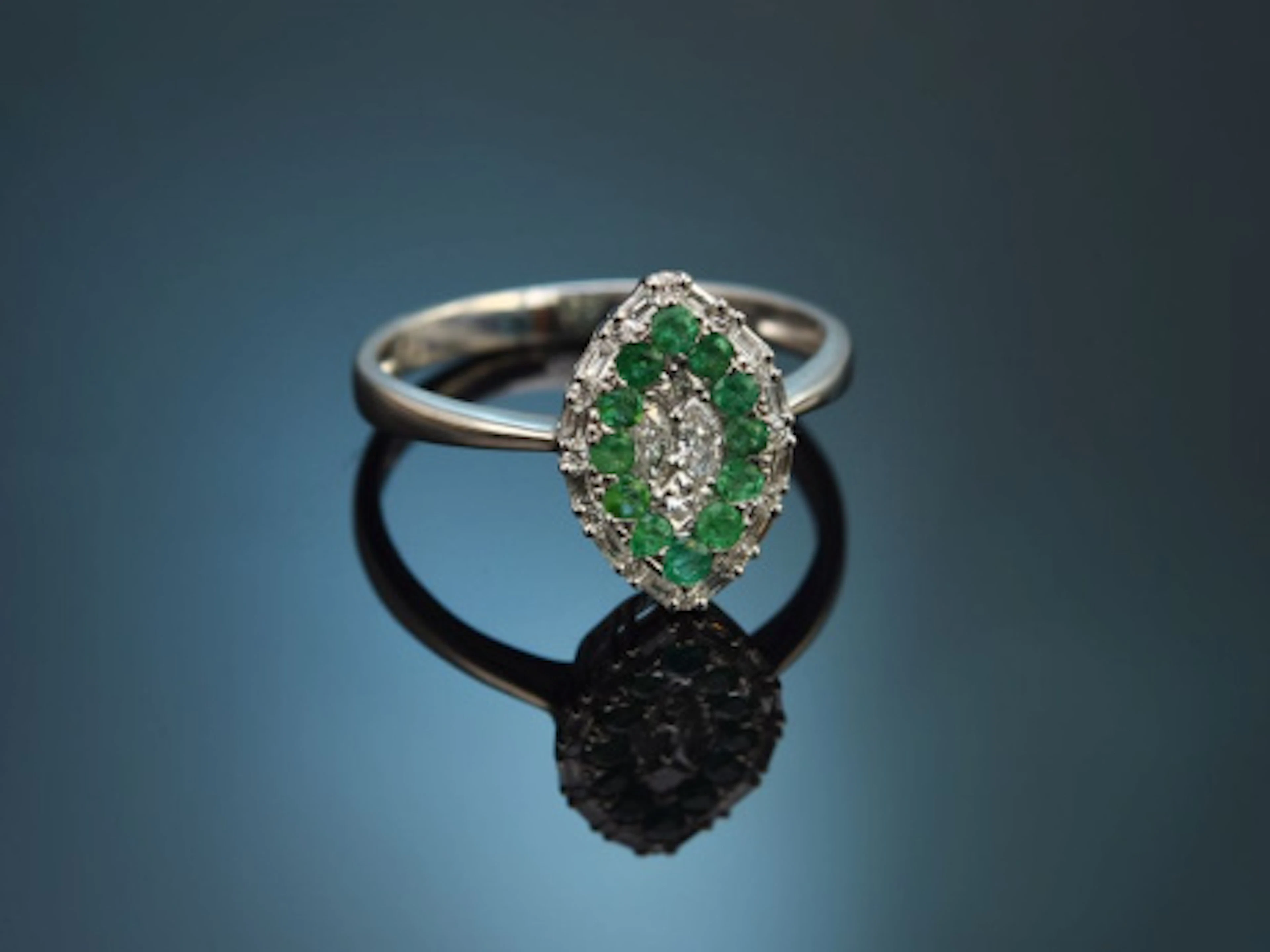 Navetteförmiger Ring mit Smaragden und Brillanten aus Weißgold 750