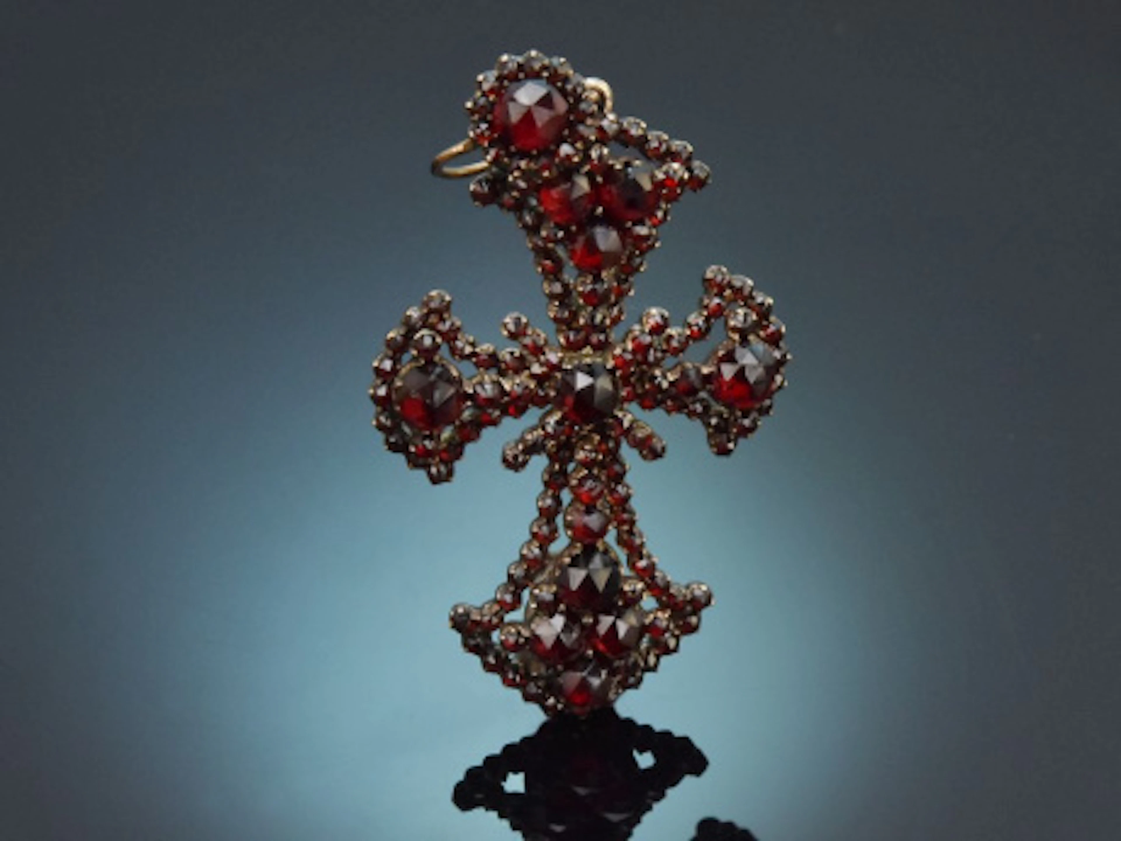 Um 1850! Seltener Granat Trachten Kreuz Anhänger aus vergoldetem Tombak