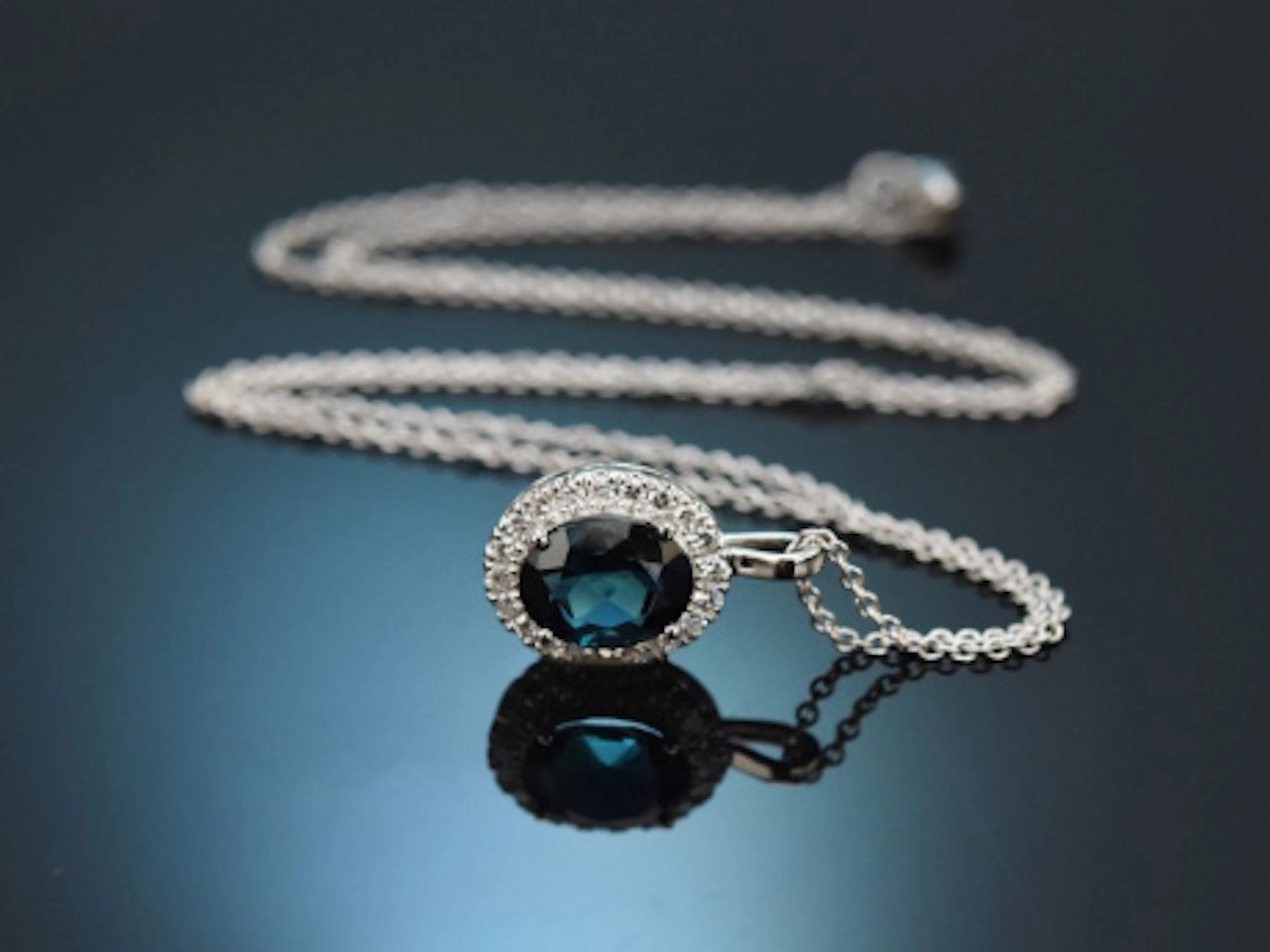 Wundervolles Collier mit blauem Turmalin und Brillanten aus Weißgold 585