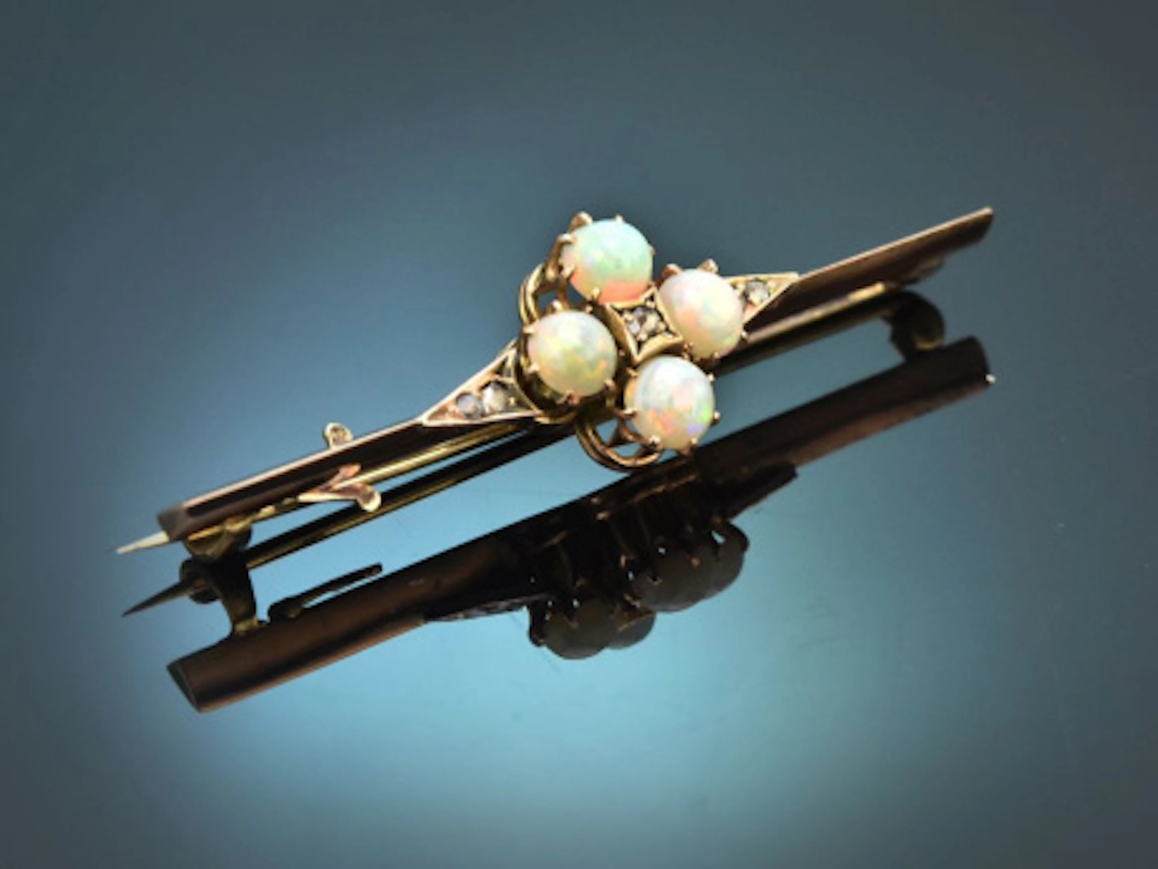 Süddeutsch um 1900! Hübsche Opal Brosche mit Diamantrosen aus Gold 585