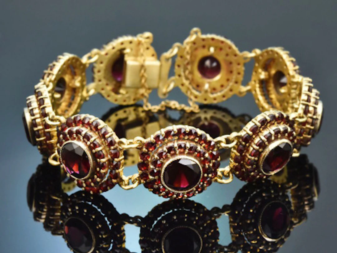 München um 1990! Schönes Granat Armband aus vergoldetem Silber 835