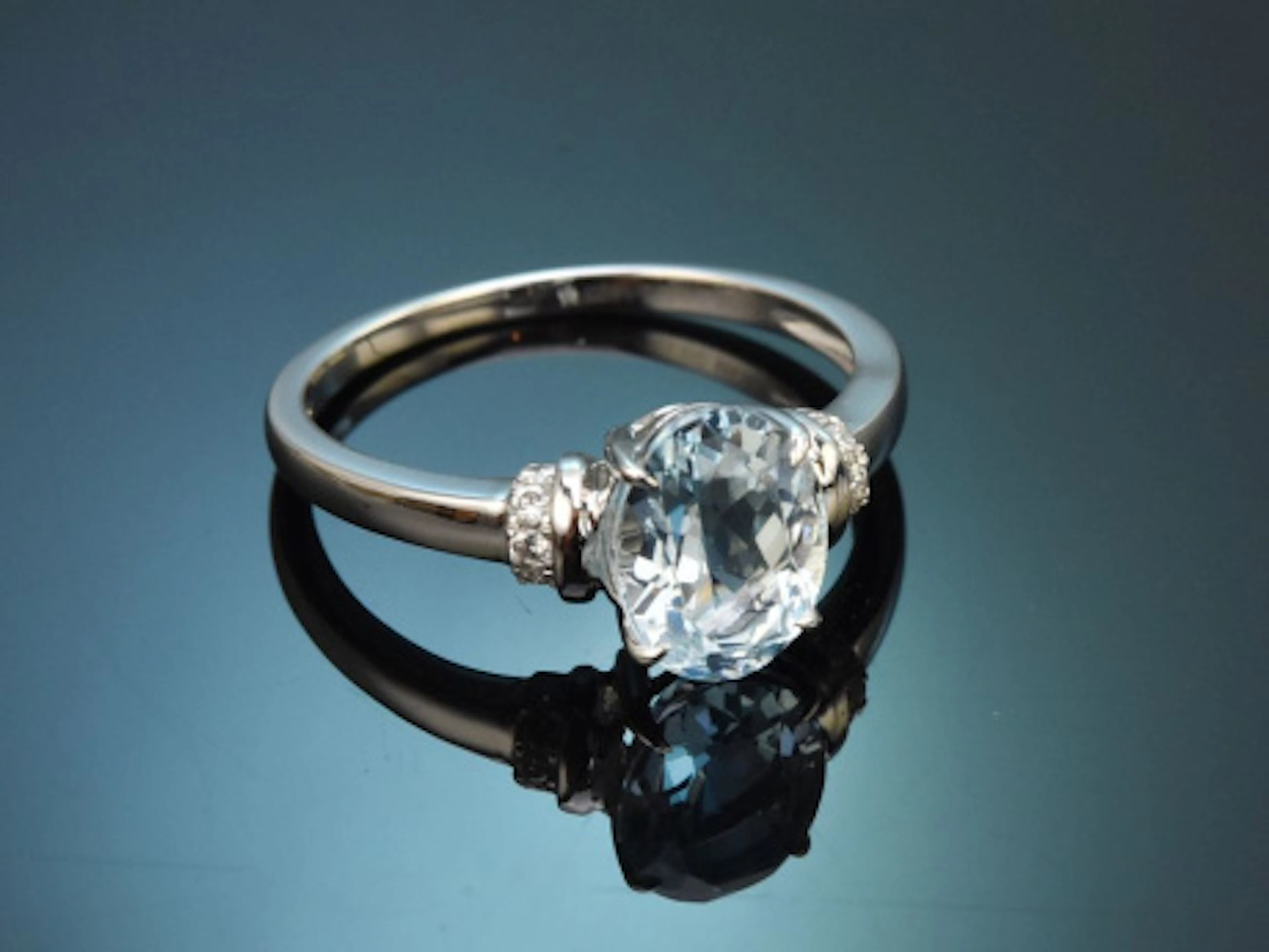 Soft Blue! Schöner Aquamarin Ring mit Diamanten aus Weißgold 585