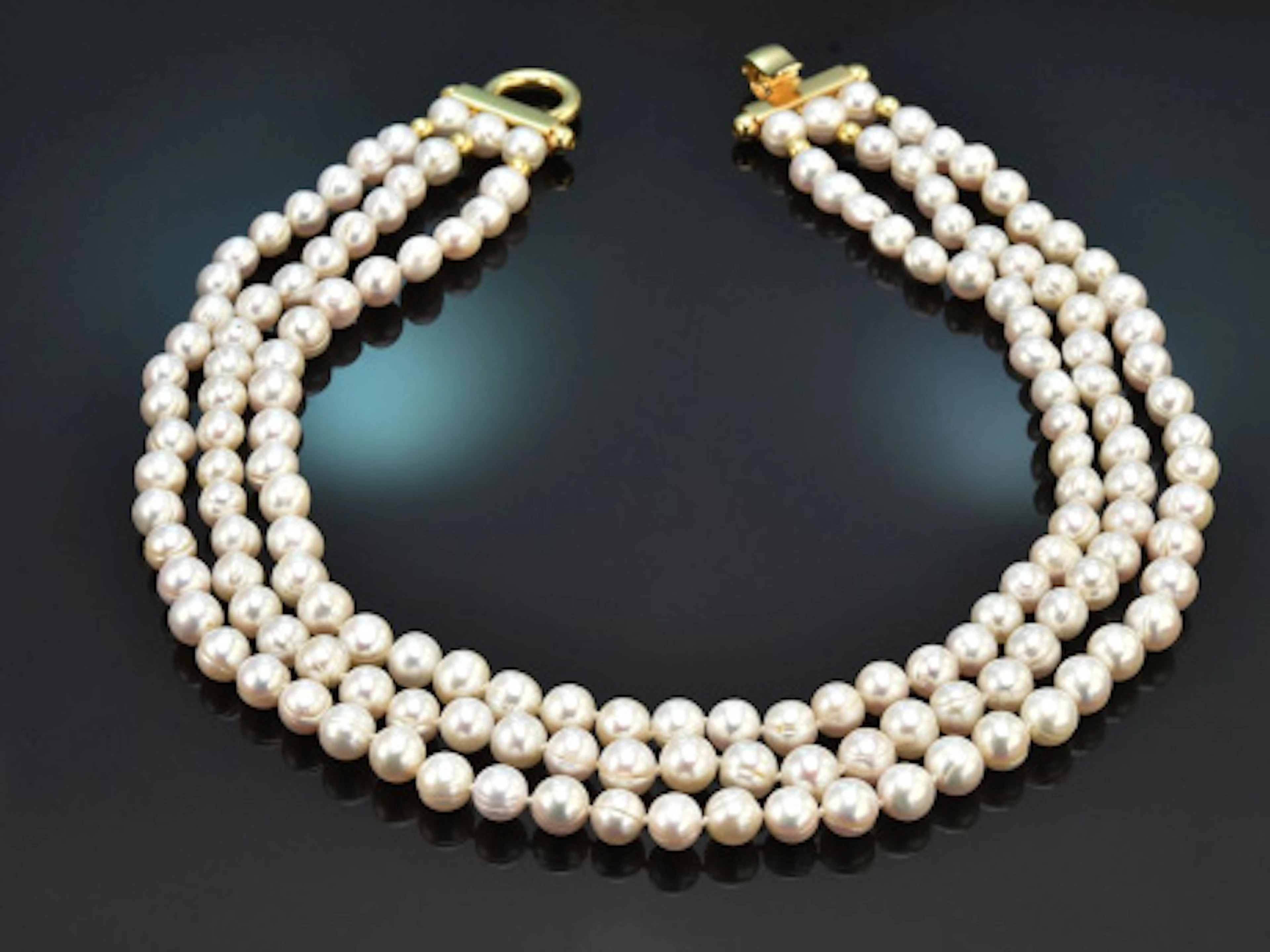 Classy Pearls! Edle 3reihige Zuchtperlen Kette mit Schließe aus vergoldetem