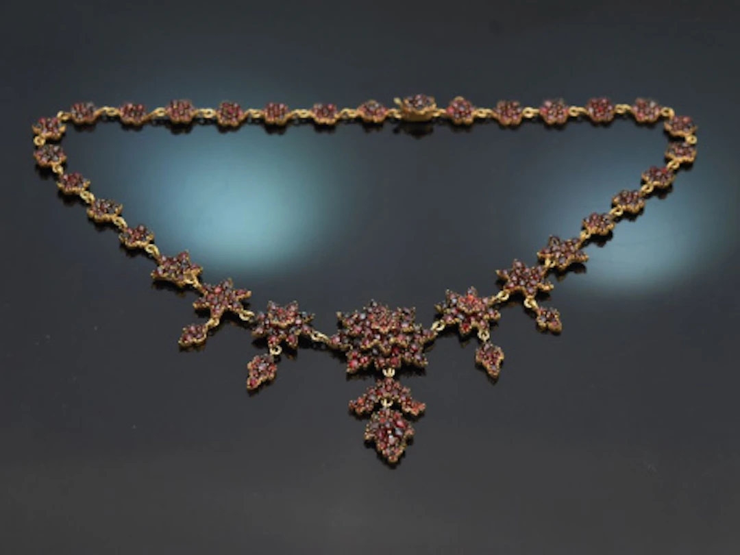 Österreich um 1880! Schönes Granat Collier aus vergoldetem Tombak