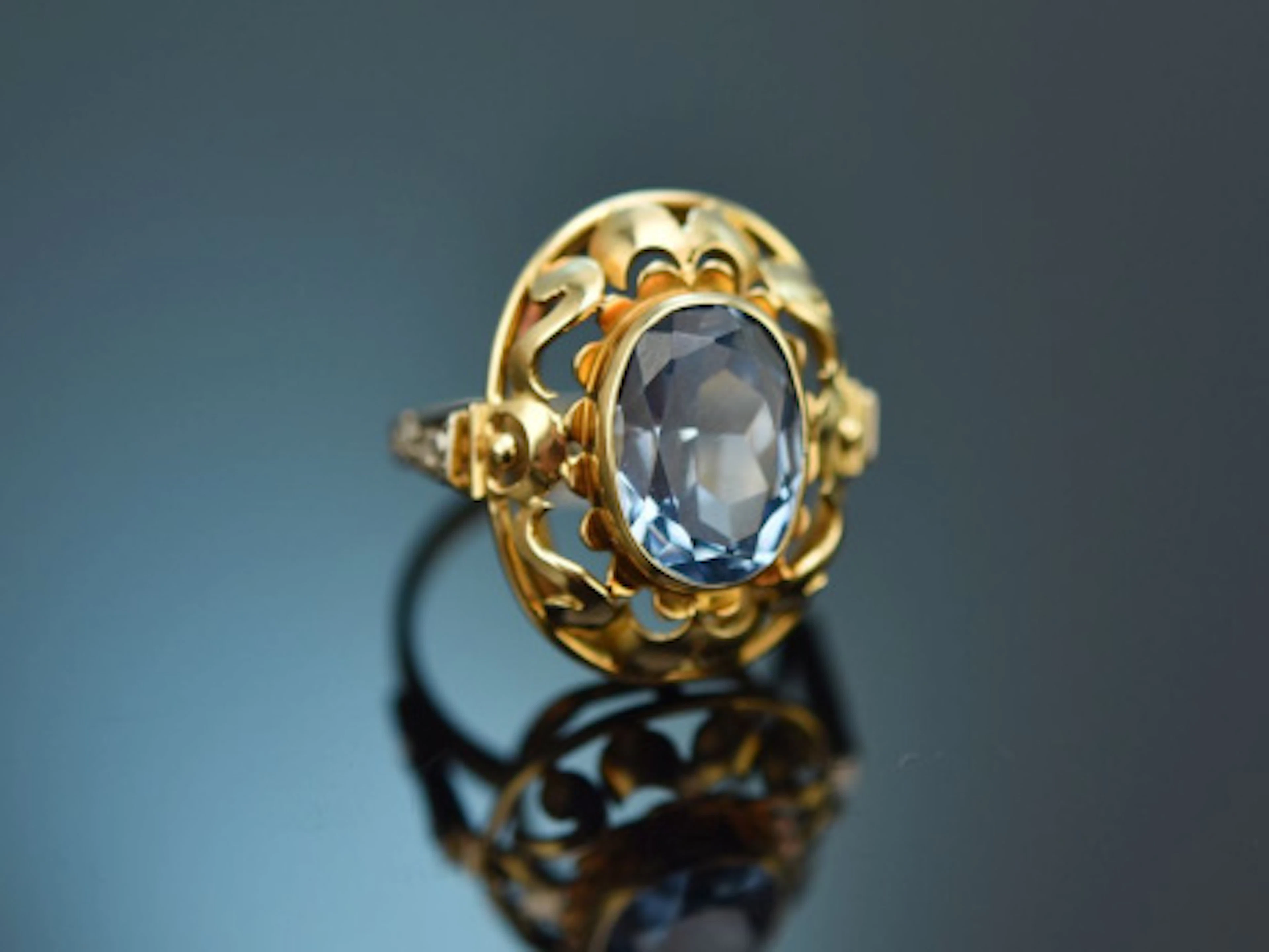 Um 1930! Cocktail Ring mit Verneuil Spinell und Diamanten aus Gold 585