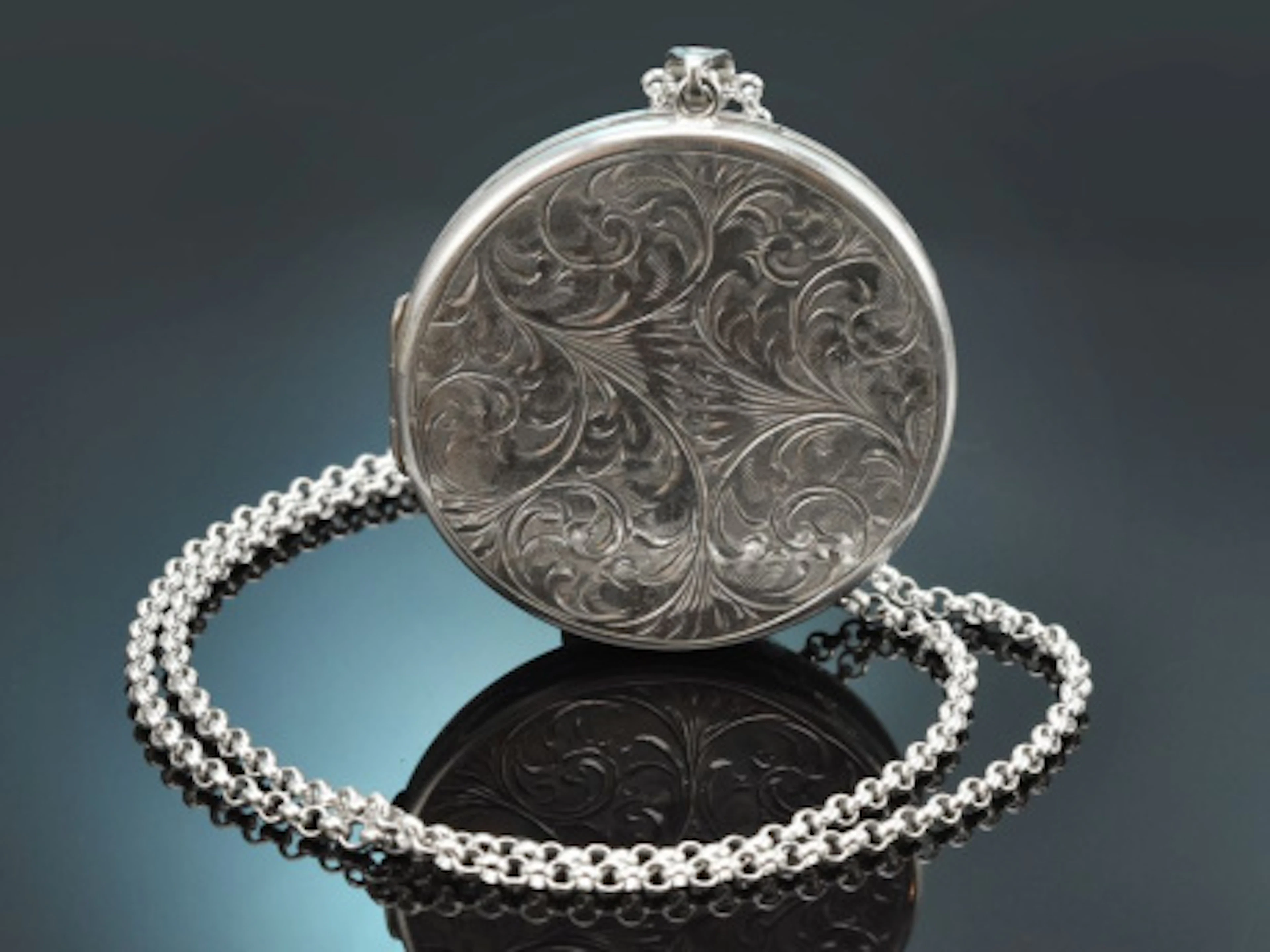 England um 1930! Hübscher runder Medaillon Anhänger mit Kette aus