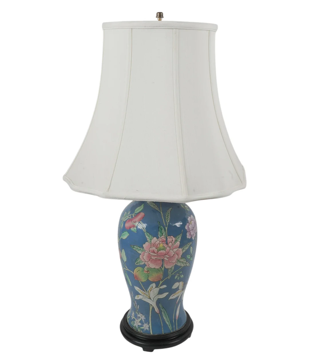 A Chinese Enamel Painted Porcelain Lamp