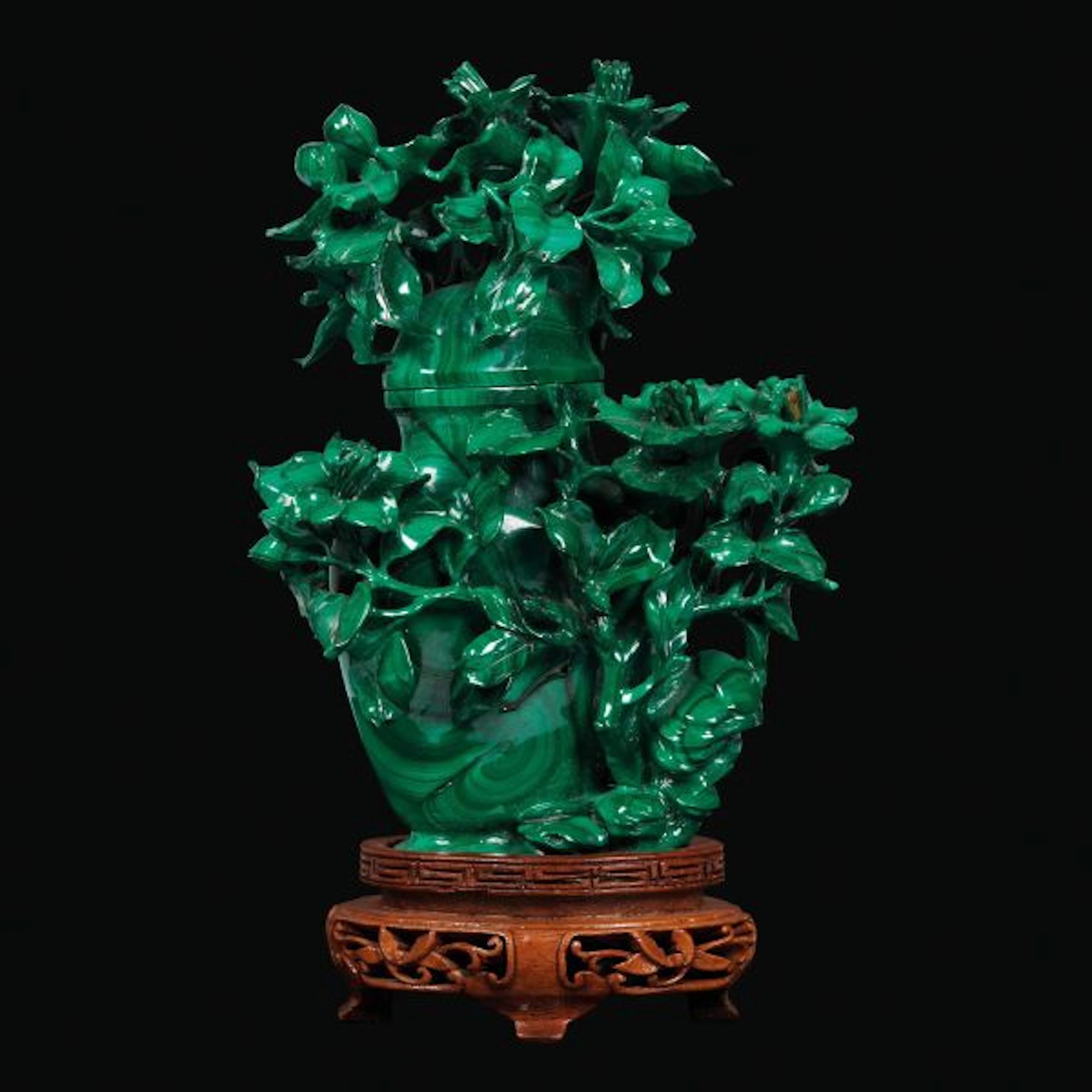 A MALACHITE VASE AND COVER, CHINA, 20TH CENTURY