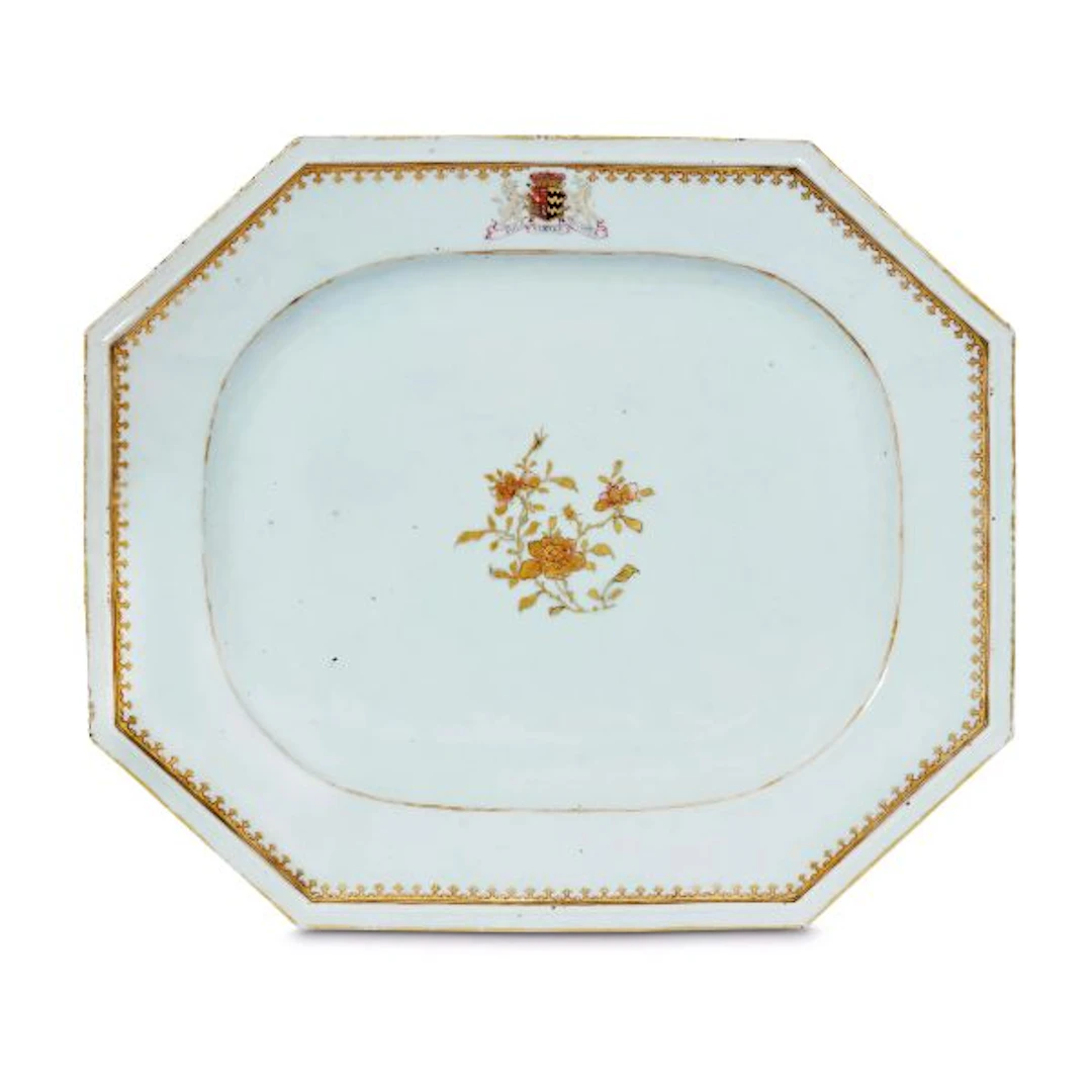 AN OCTAGONAL TRAY WITH COAT OF ARMS, CHINA, QING DYNASTY, 18TH CENTURY