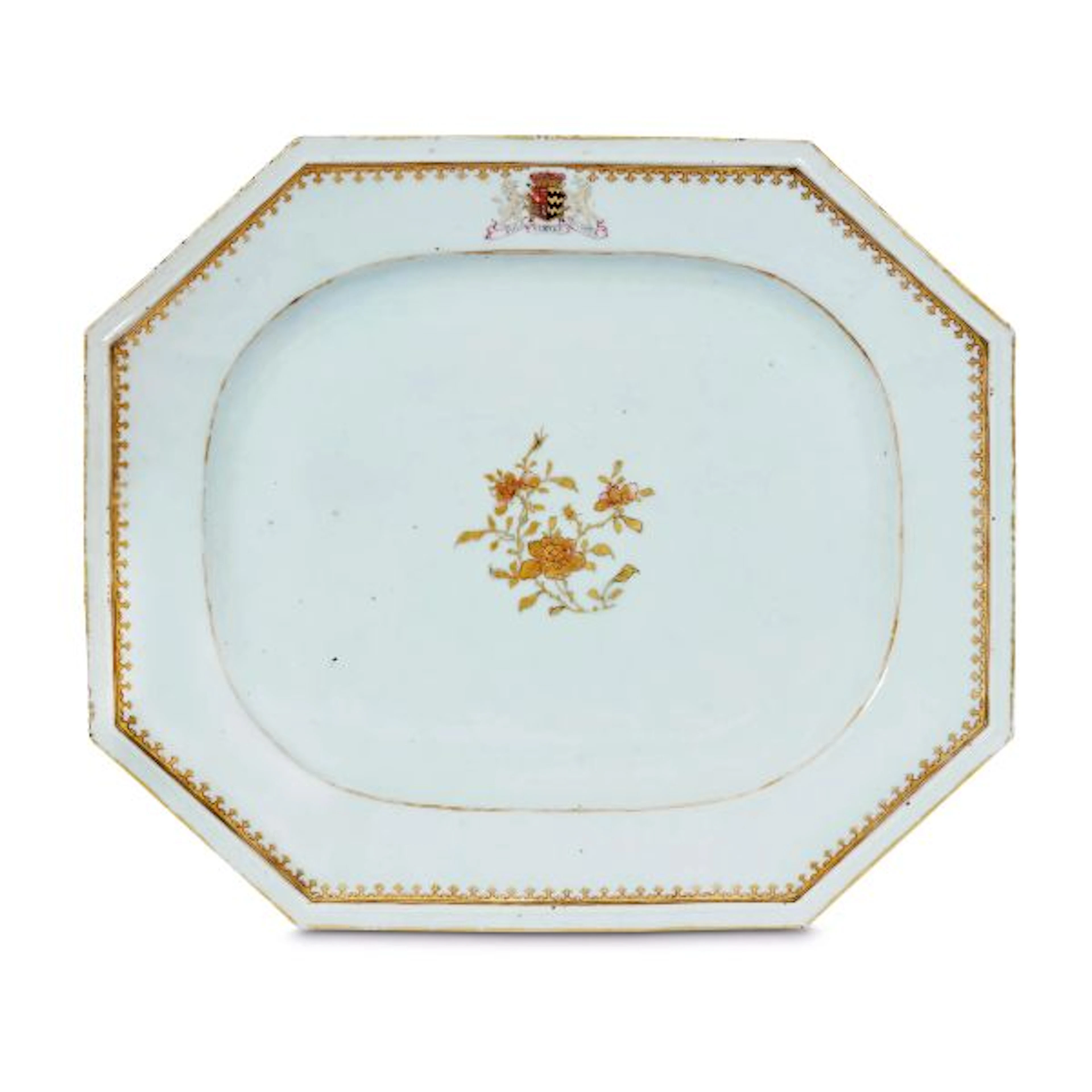 AN OCTAGONAL TRAY WITH COAT OF ARMS, CHINA, QING DYNASTY, 18TH CENTURY