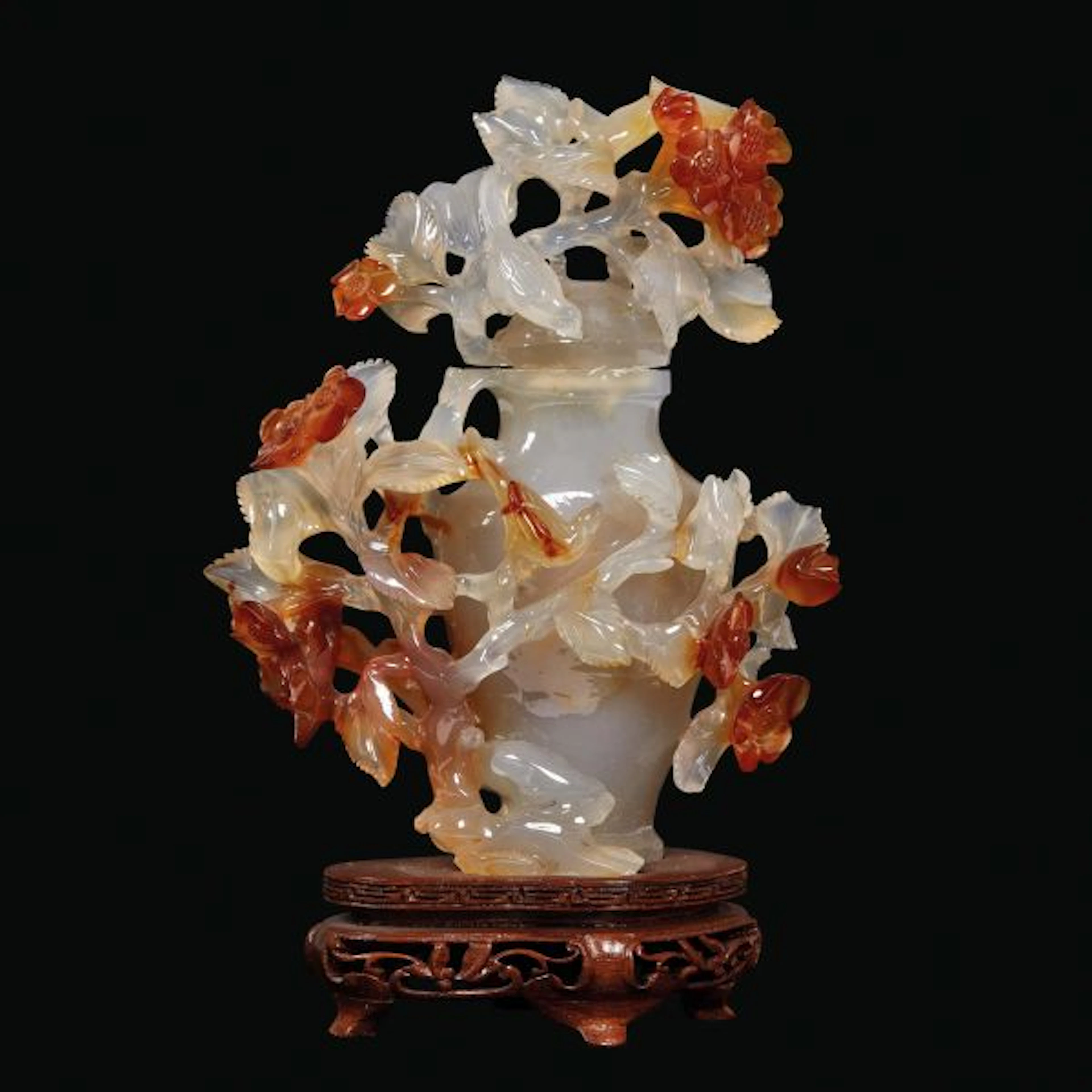 A CARNELIAN VASE AND COVER, CHINA, 20TH CENTURY