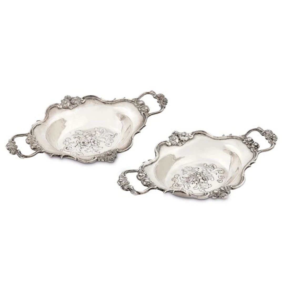 A PAIR OF SILVER CENDRIERS, LONDON, 1897/1898