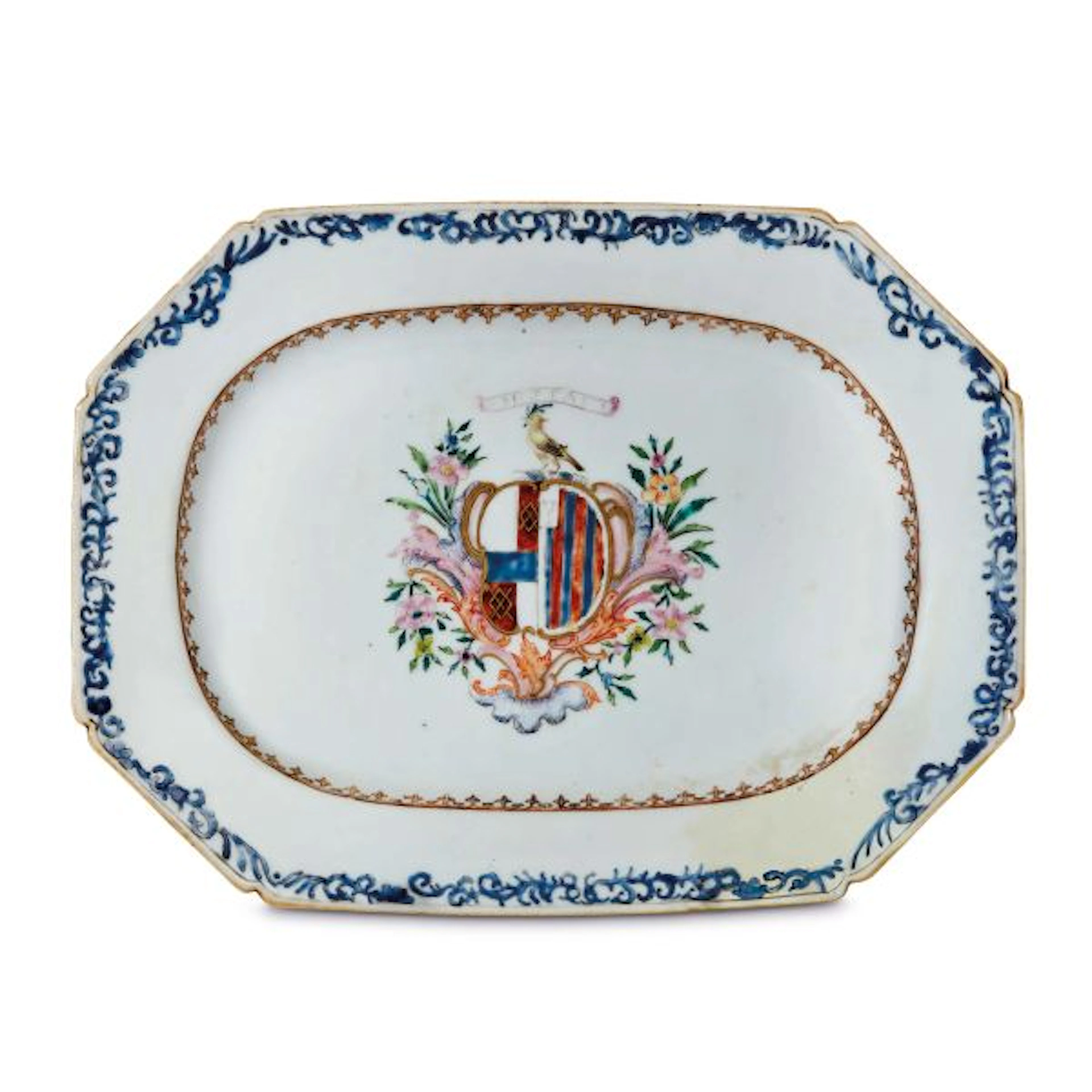 AN OCTAGONAL TRAY WITH COAT OF ARMS, CHINA, QING DYNASTY, 18TH CENTURY