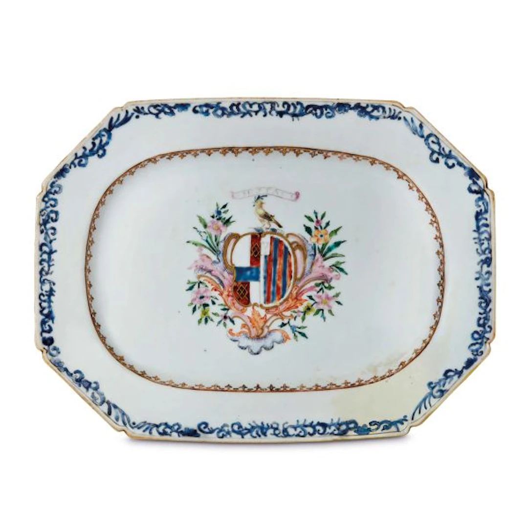 AN OCTAGONAL TRAY WITH COAT OF ARMS, CHINA, QING DYNASTY, 18TH CENTURY