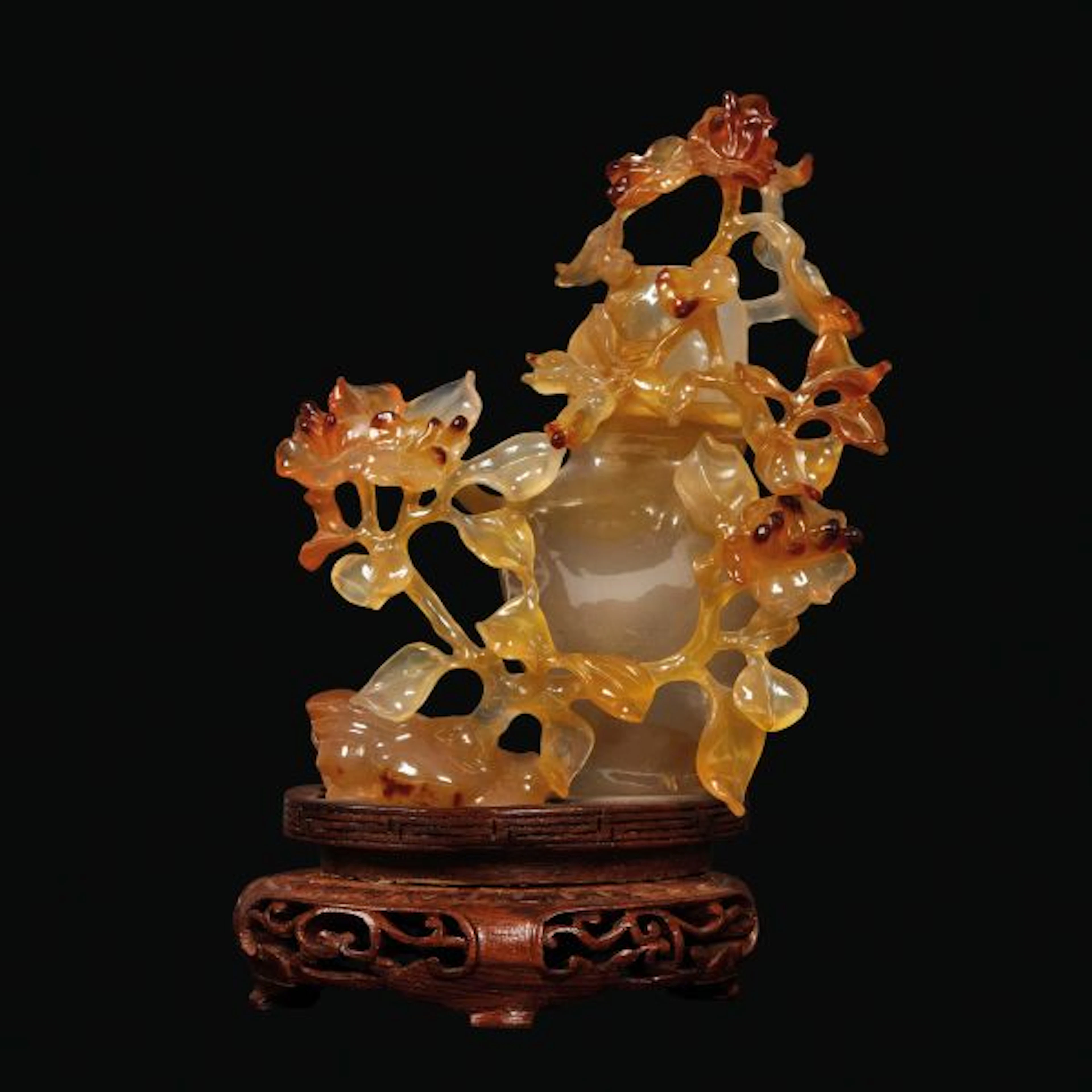 A CARNELIAN VASE AND COVER, CHINA, 20TH CENTURY
