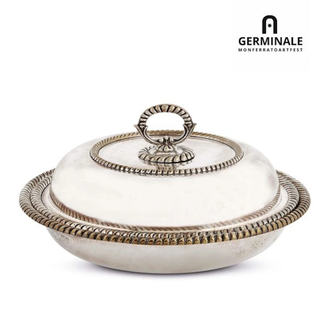 A SILVERPLATED VEGETABLE DISH AND SERVICE DISH, ENGLAND, 19TH/20TH CENTURY
