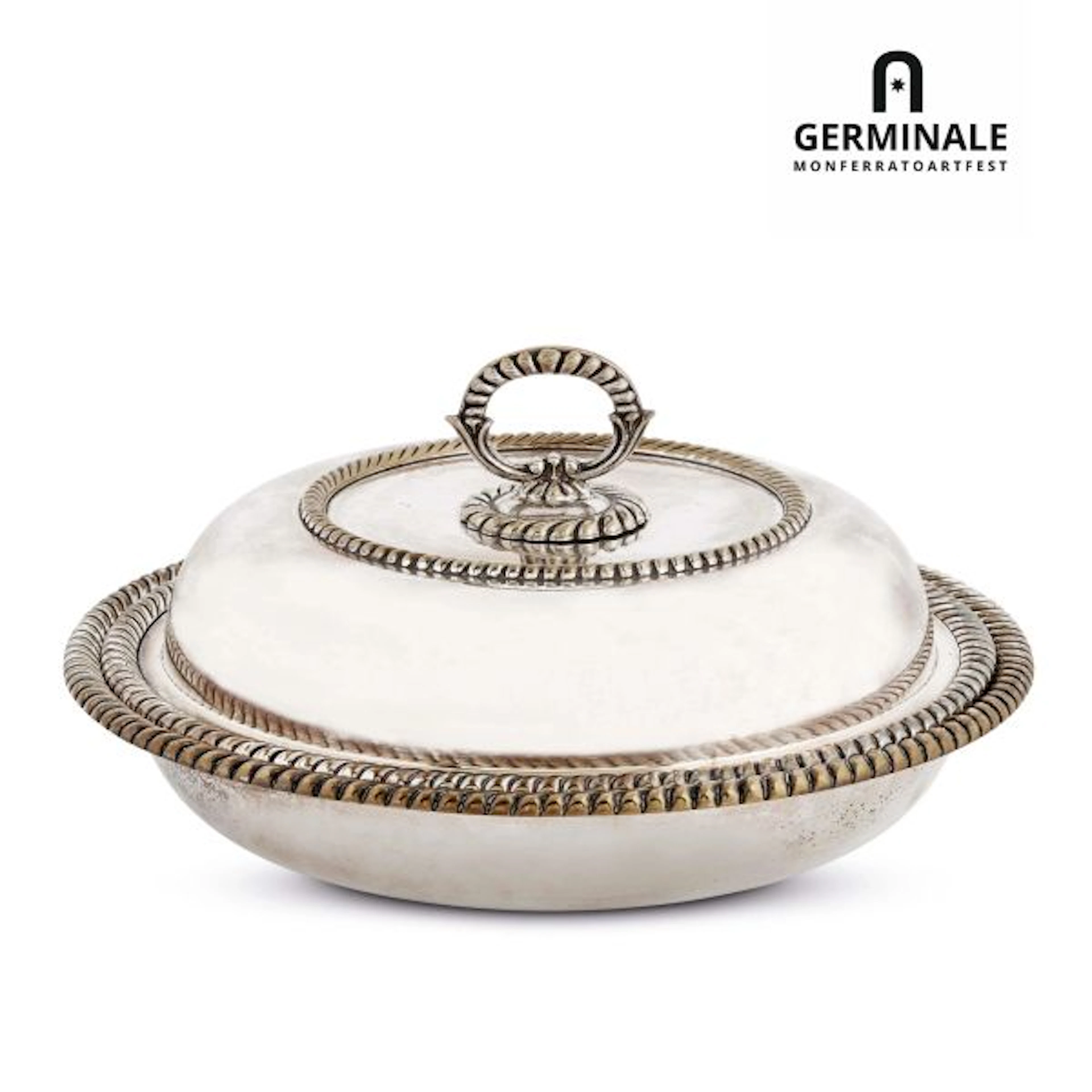 A SILVERPLATED VEGETABLE DISH AND SERVICE DISH, ENGLAND, 19TH/20TH CENTURY