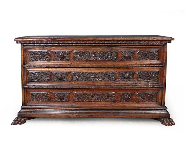 Early 17th century Italian Walnut Cassettone - Chest of Drawers