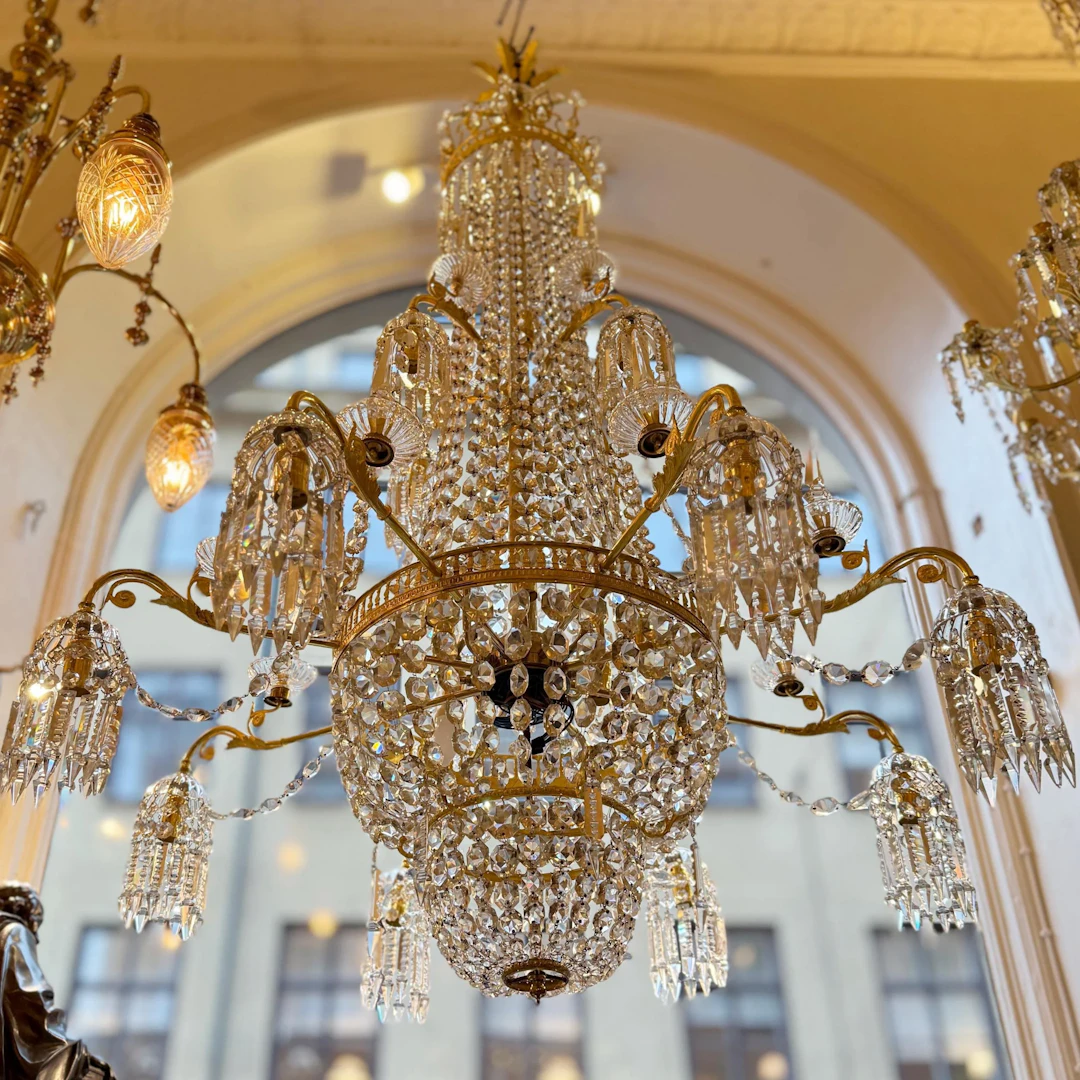 A magnificent Oscarian chandelier.