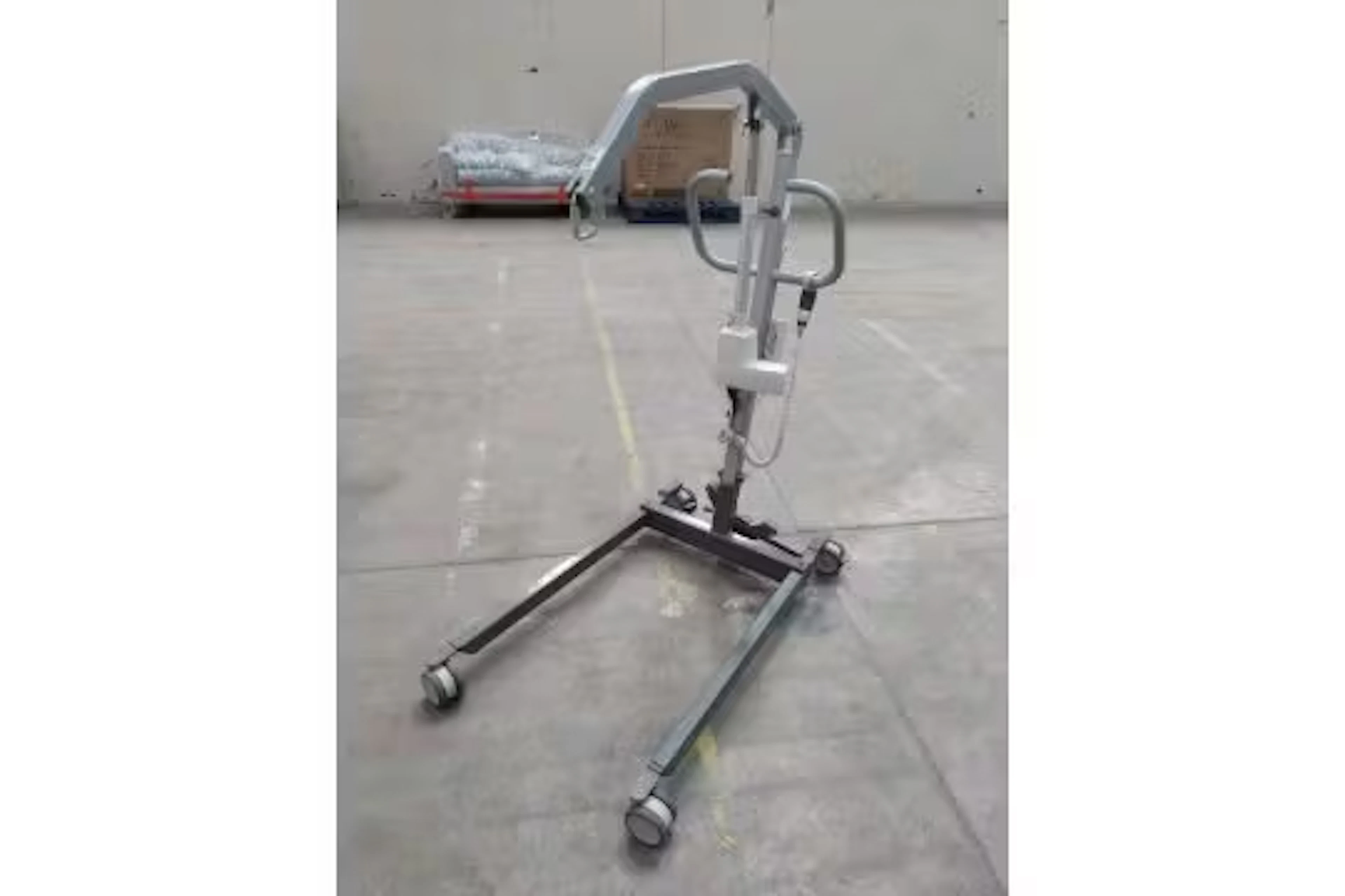 A pre-owned Invacare patient lift (REF: 300050502A00-0125, sold as seen).