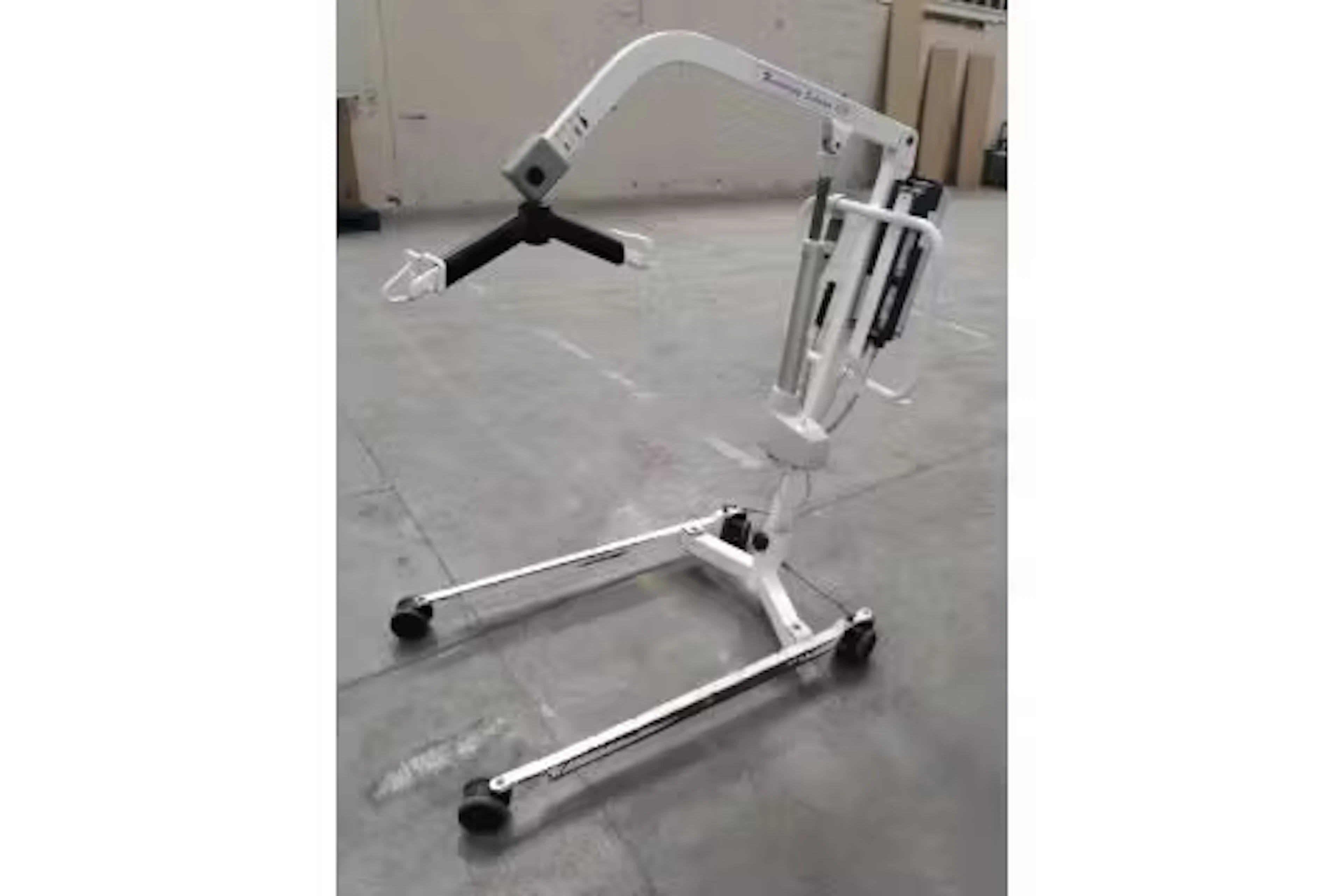A pre-owned University Scholars 175 electric hoist (sold as seen).
