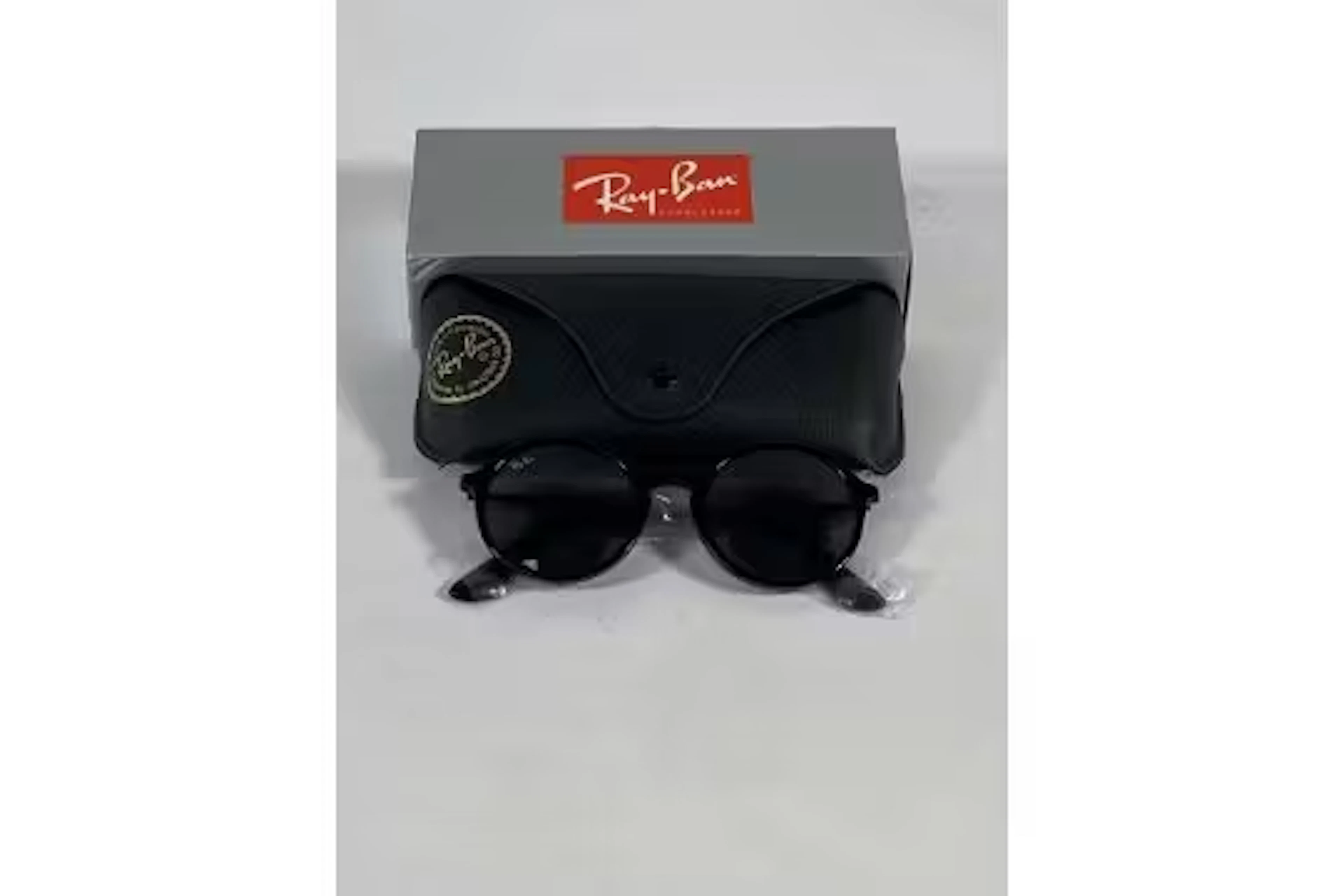 A pair of Ray-Bans Round sunglasses in black and grey lenses (RB4222).
