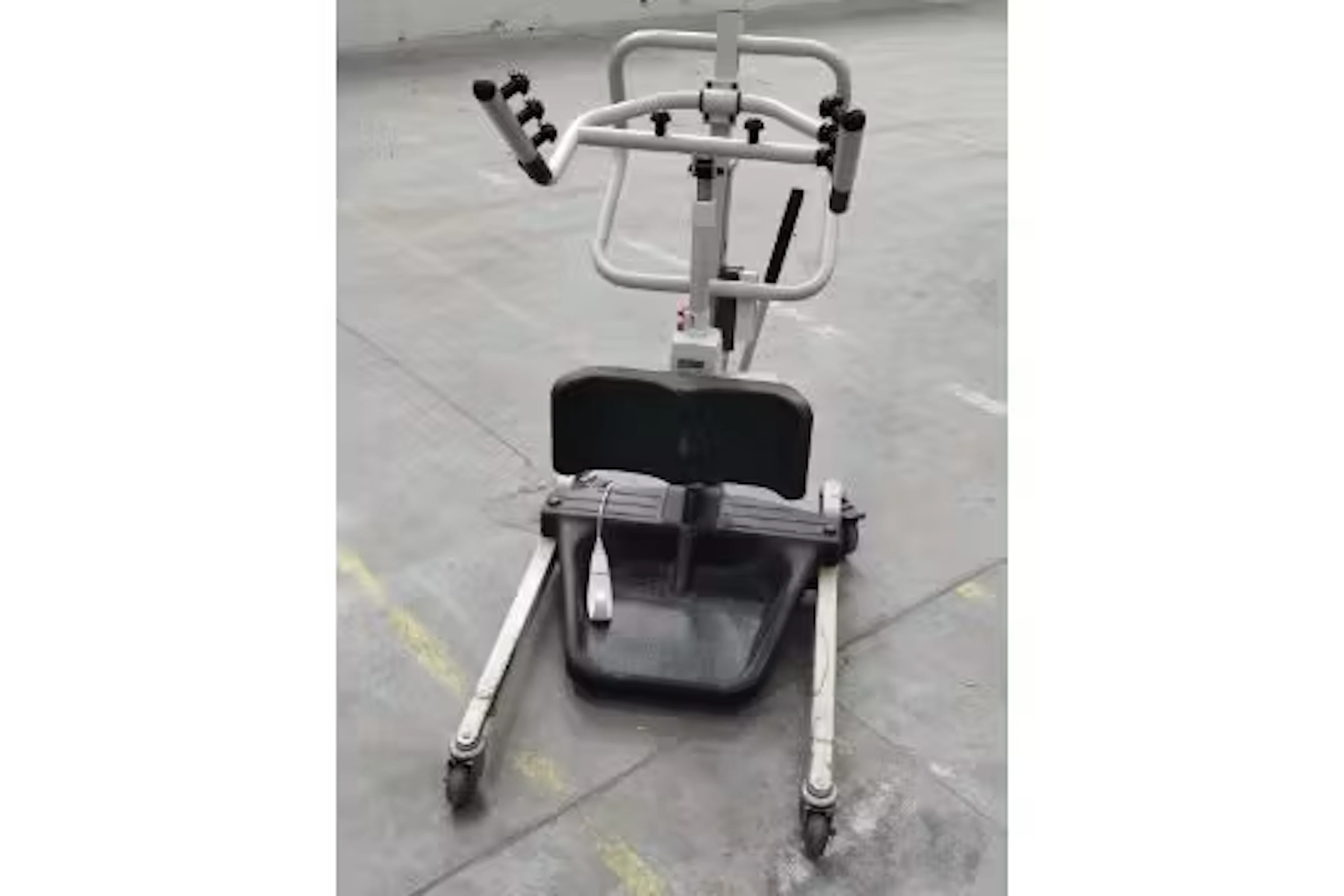 A pre-owned Invacare Reliant 350 stand assist lifter (REF: RPS350-1E).