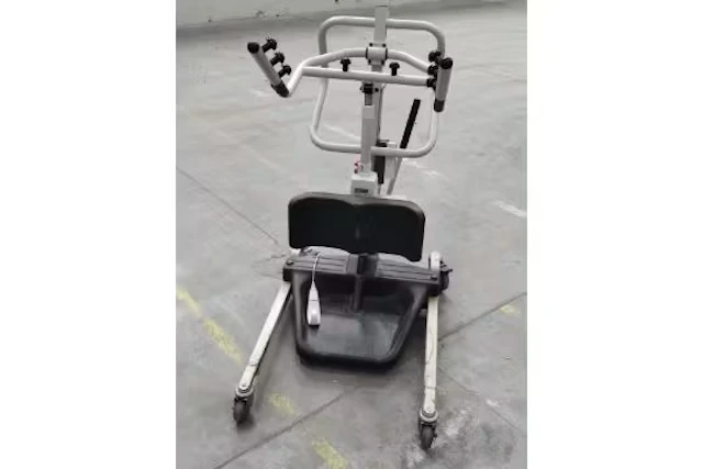 A pre-owned Invacare Reliant 350 stand assist lifter (REF: RPS350-1E).